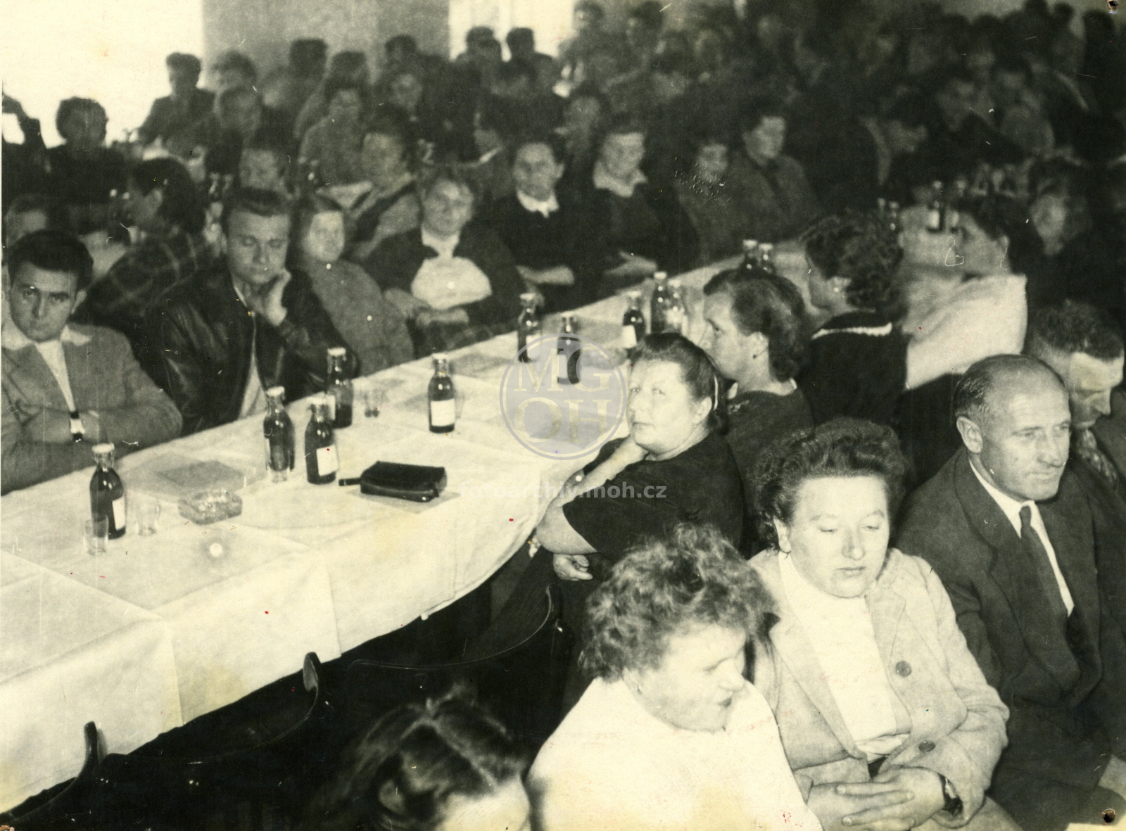 Fotografie - Rudý prapor - shromáždění pracujících v ŽAZ