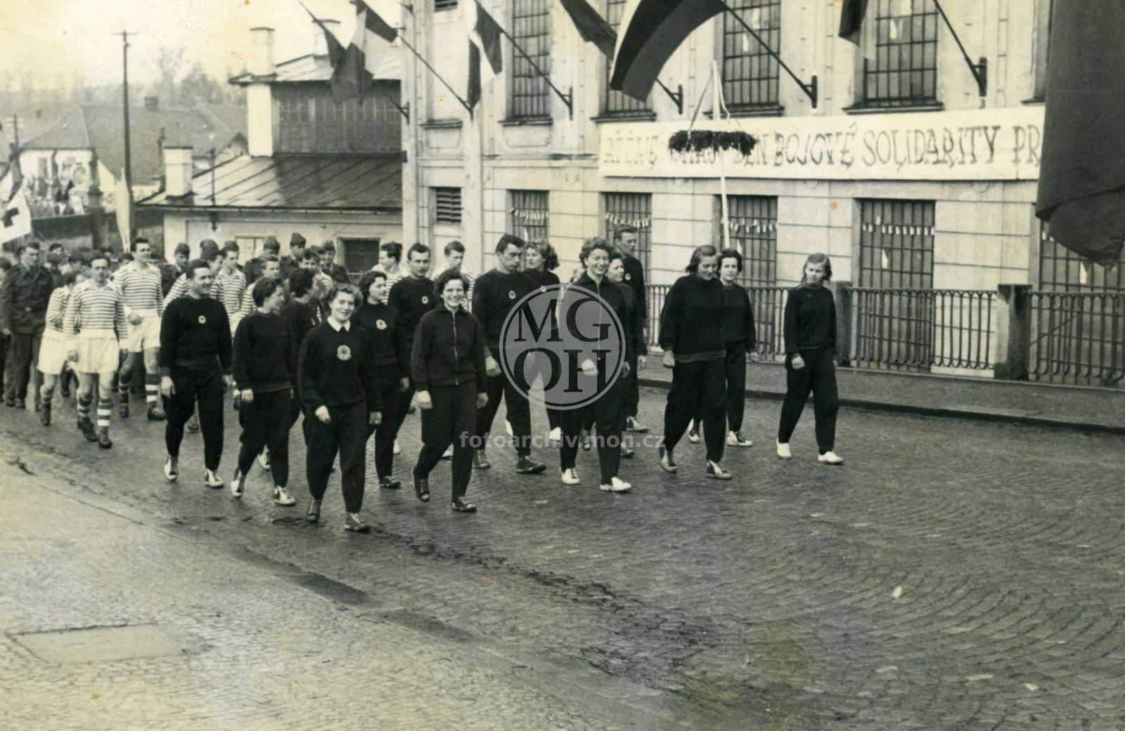 Fotografie - Tělovýchovná jednota Baník v průvodu 1. Máje
