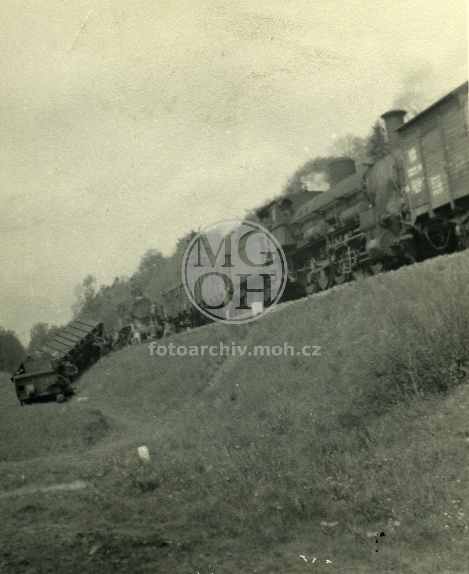 Fotografie - Vykolejený vlak - akce partyzánů