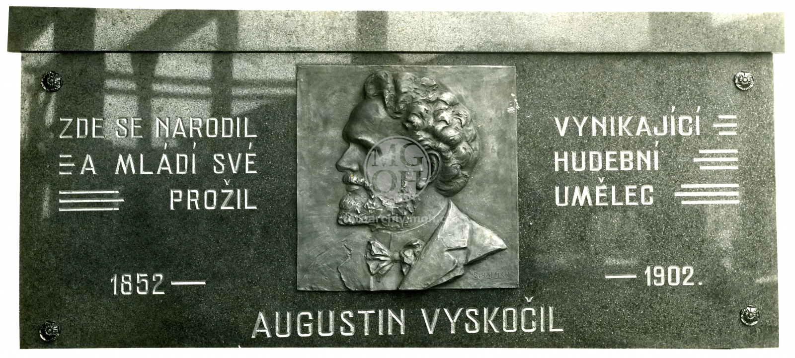 Fotografie - Pamětní deska Augustina Vyskočila, otec Pavla Ludikara