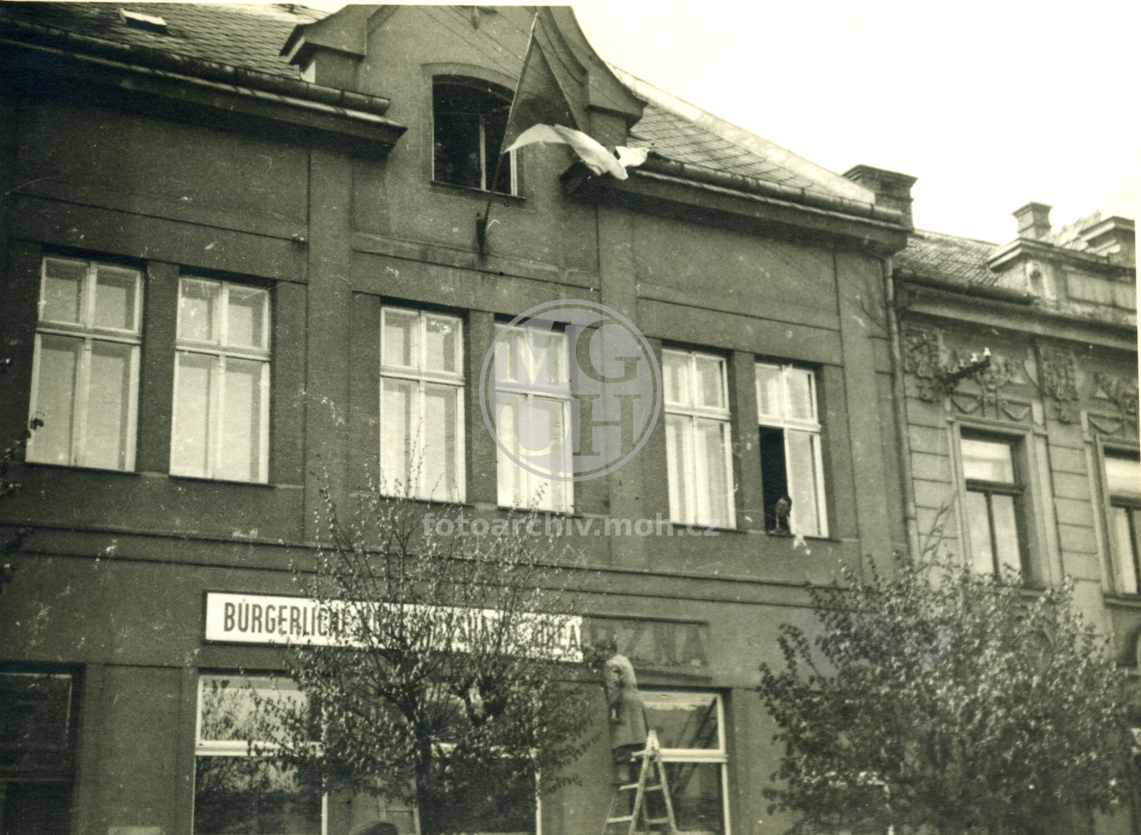 Fotografie - Strhávání německých nápisů z budovy záložny