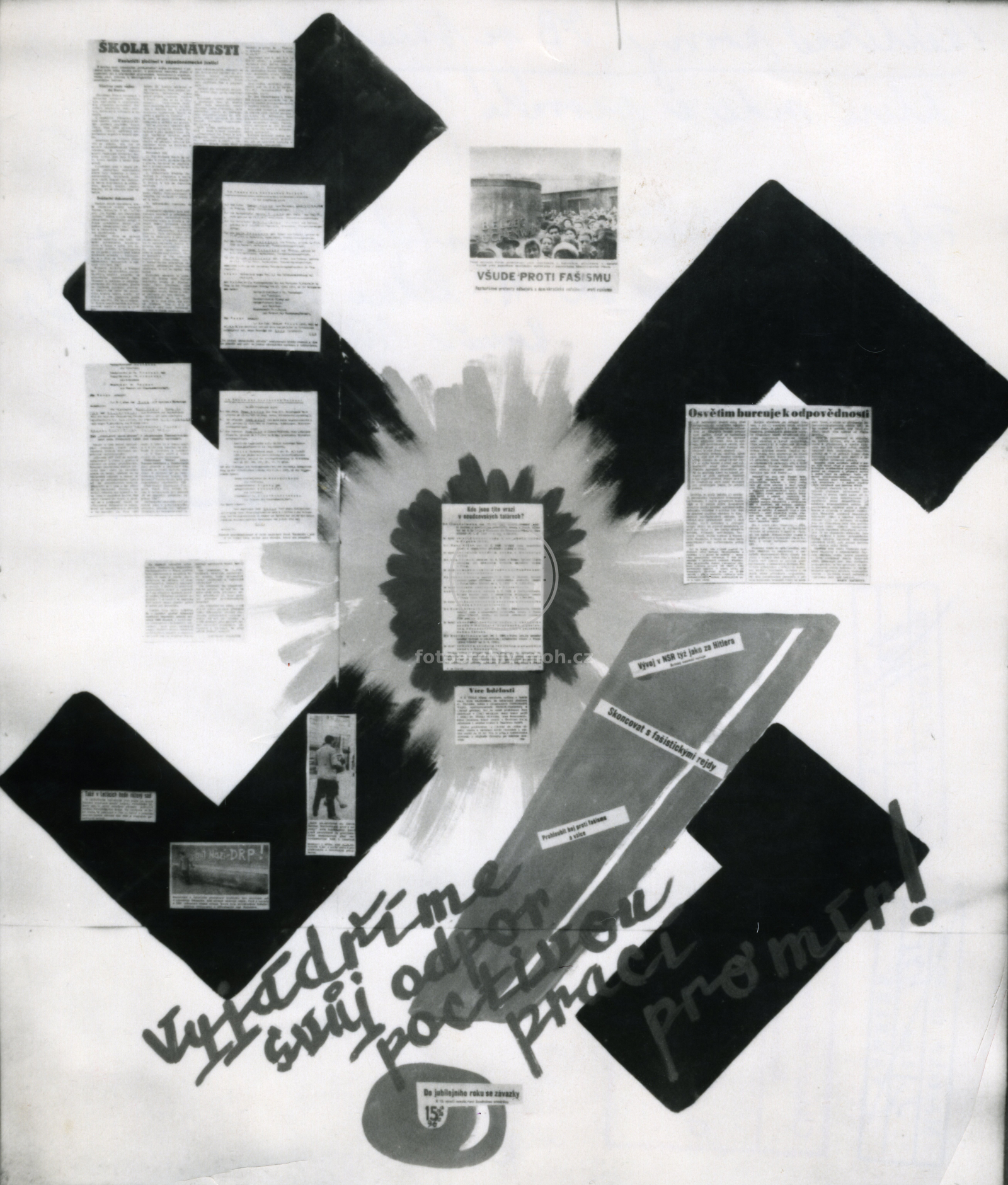 Fotografie - Nástěnné noviny osvětové besedy
Osoba: Lakmayer Jan, učitel