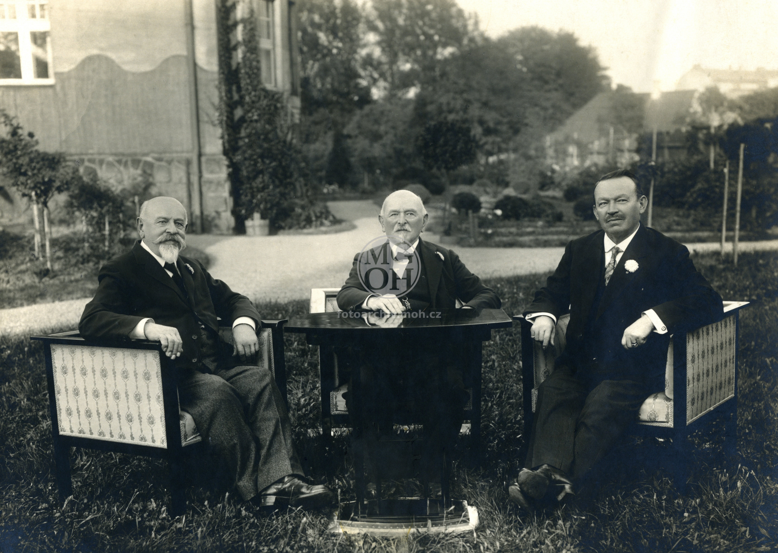 Fotografie - Skupina občanů (Kosek B., Vyskočil G., Bednář L.)
Osoba:  skupina osob