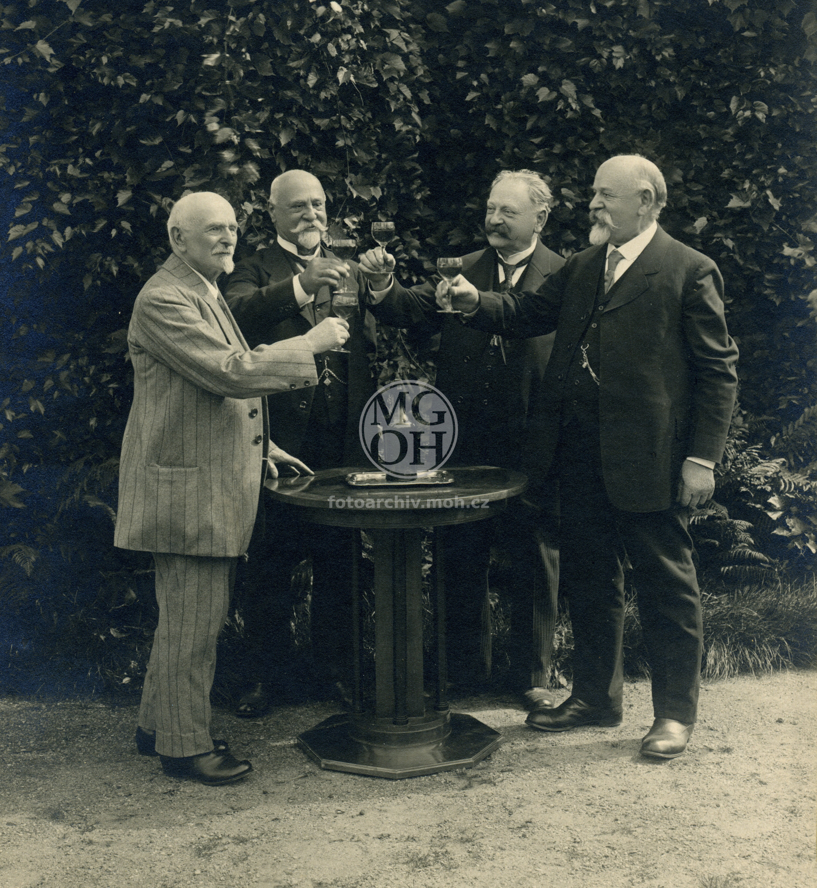 Fotografie - Skupina občanů v zahradě p. Vyskočila v České Třebové: Gustav Vyskočil *1845, Vilibald Kosek *1849, Bohumil V. Kosek *1848, Jan V. Kosek *1853