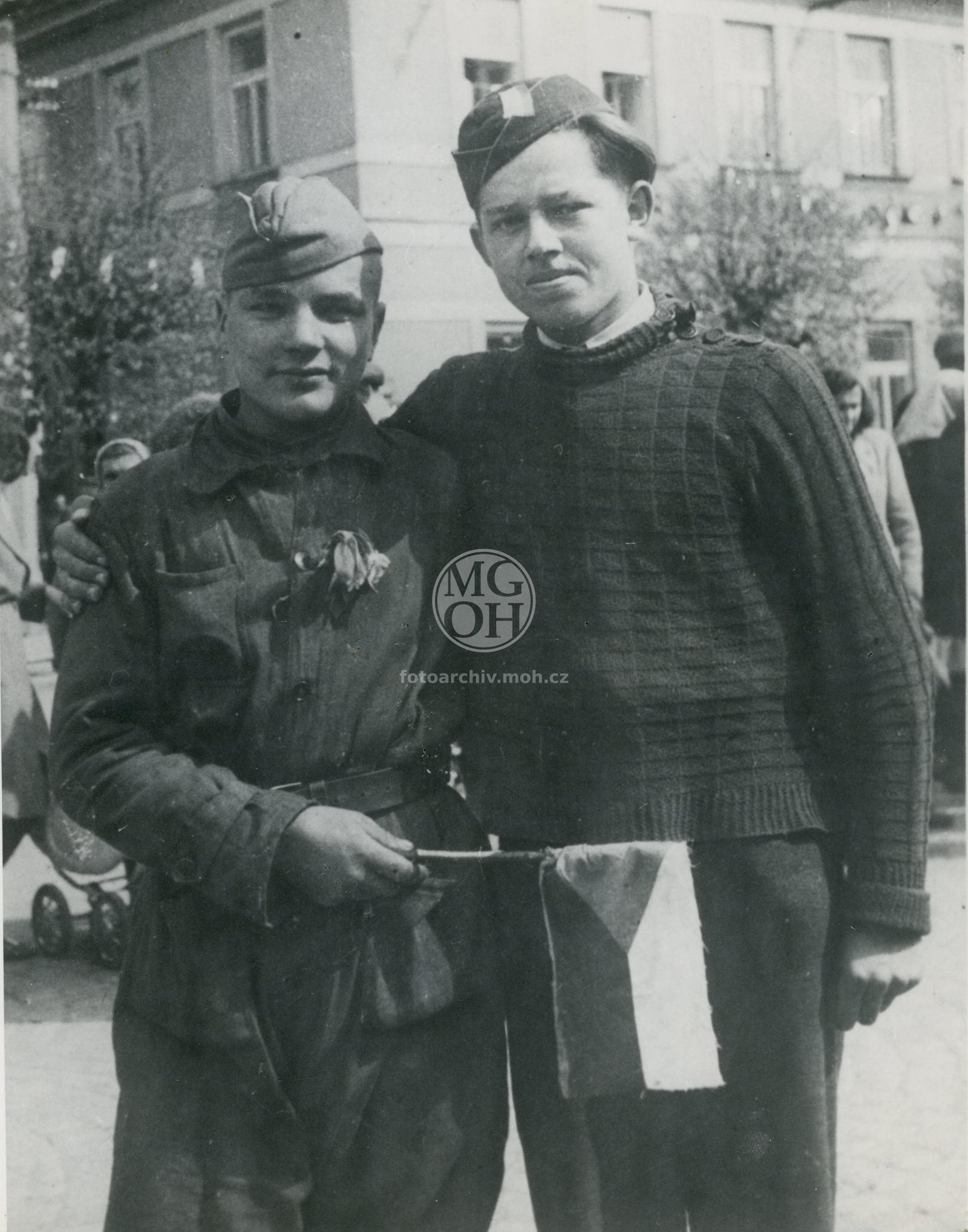 Fotografie - Vojín RA s čs. dobrovolníkem