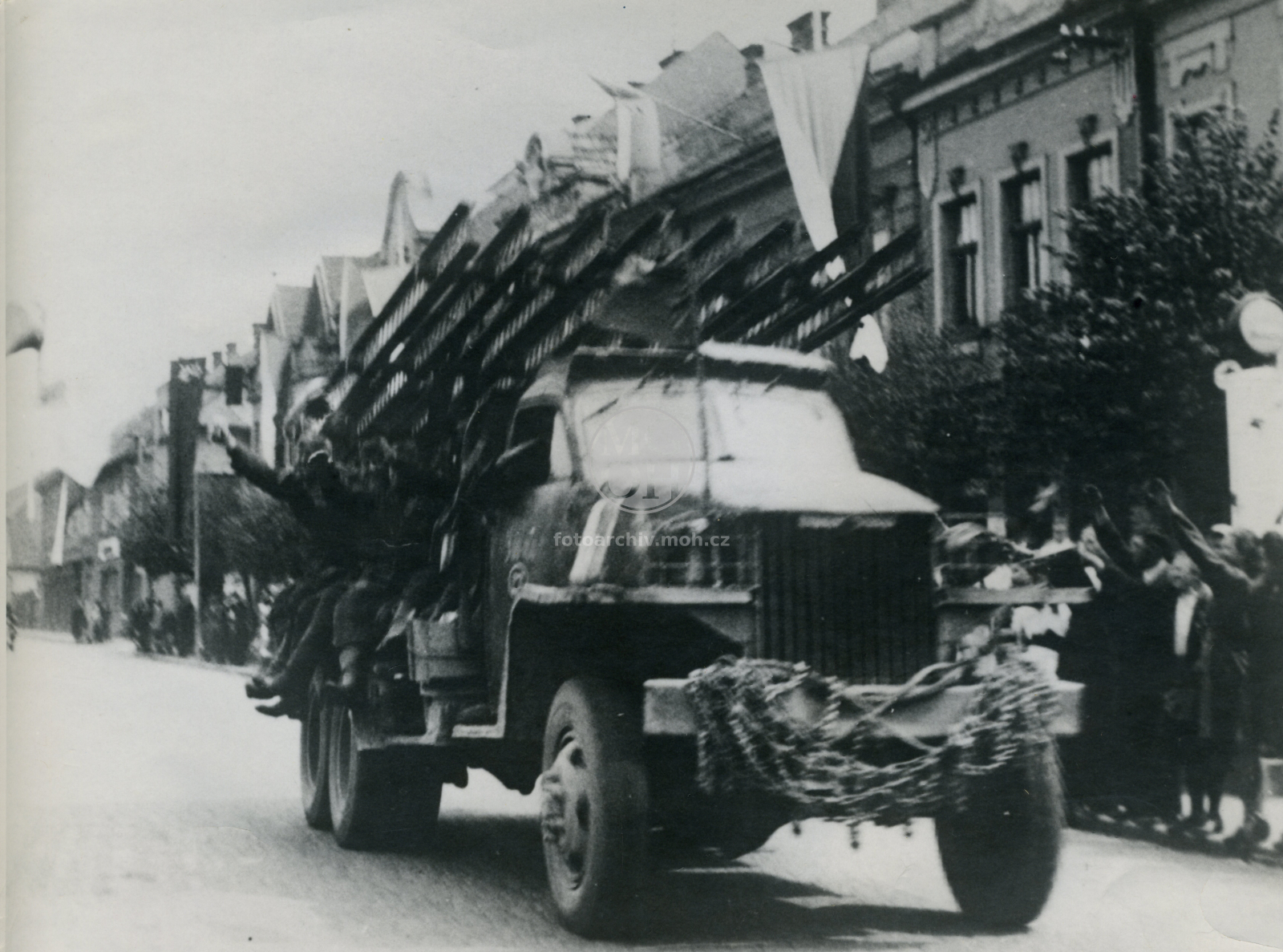 Fotografie - Průjezd katuší  náměstím