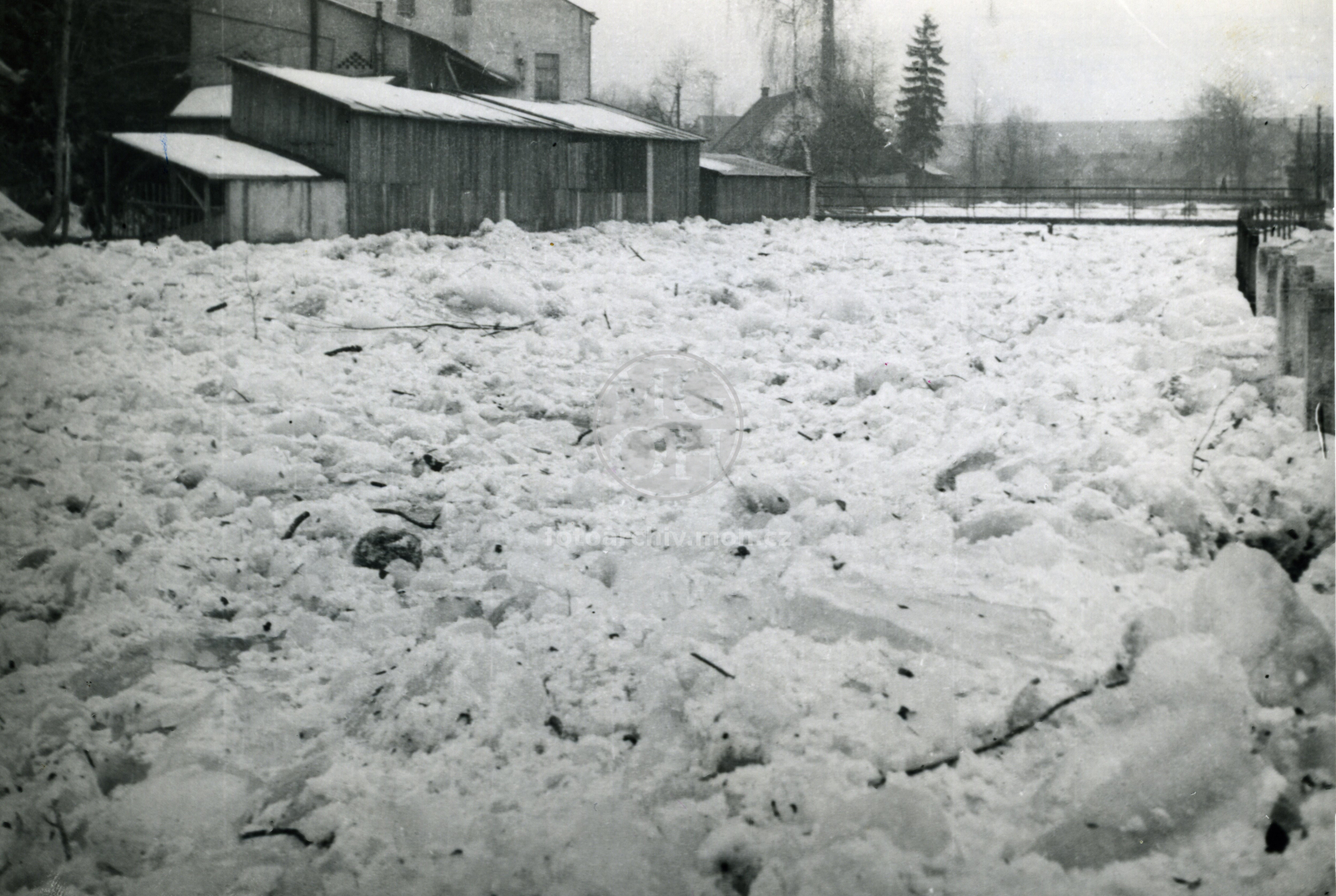 Fotografie - Ledová bariéra na Zdobnici u posádkové správy