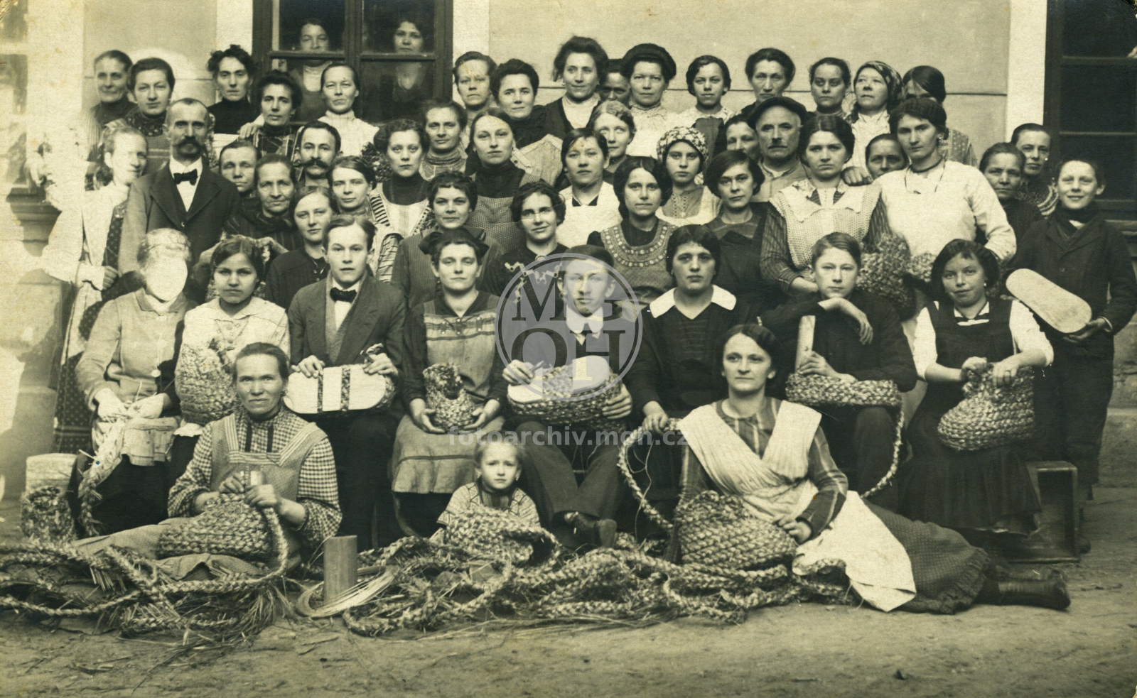 Fotografie - Zaměstnání ve válce - pletení slaměných bot