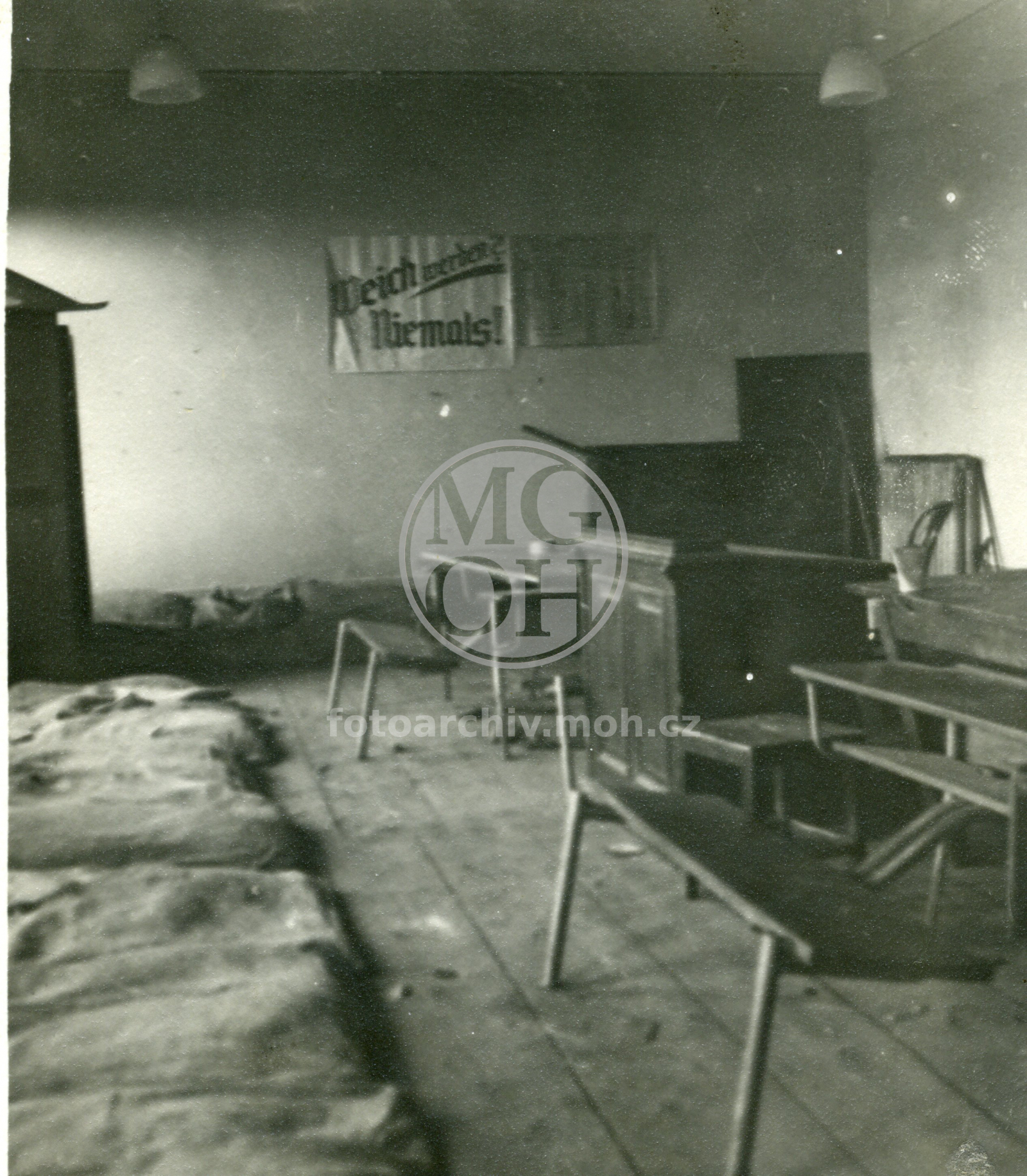 Fotografie - Ve škole po útěku německé armády