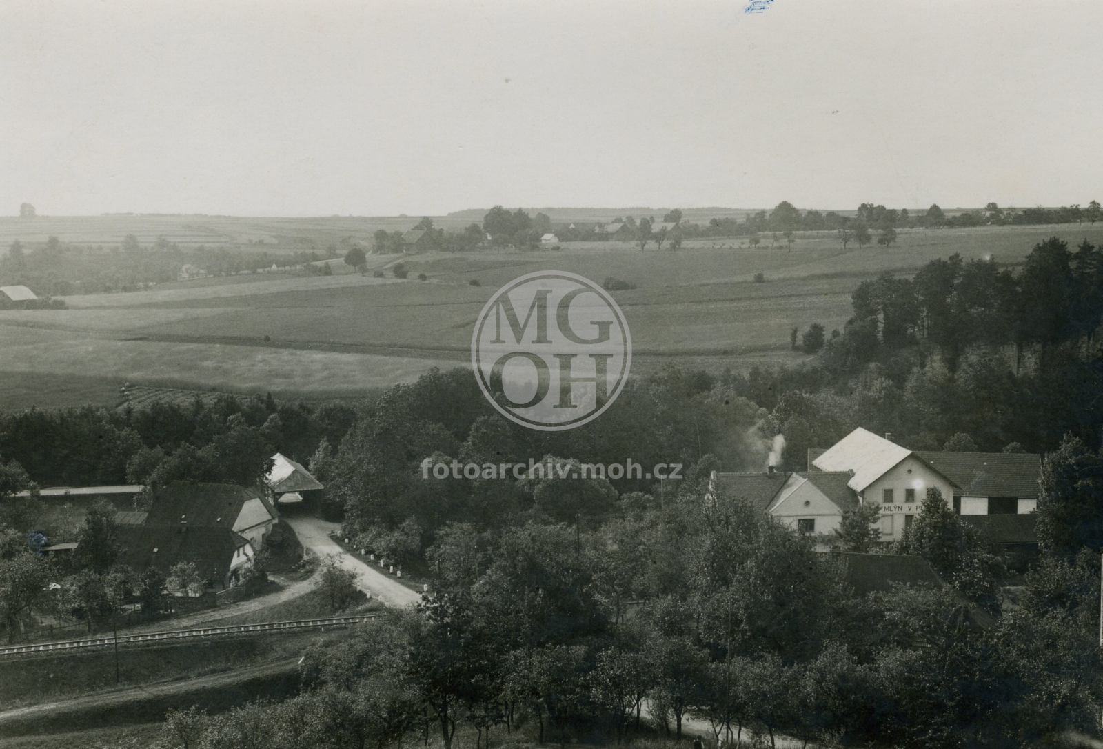 Fotografie - Krytý dřevěný most, valcha a mlýn