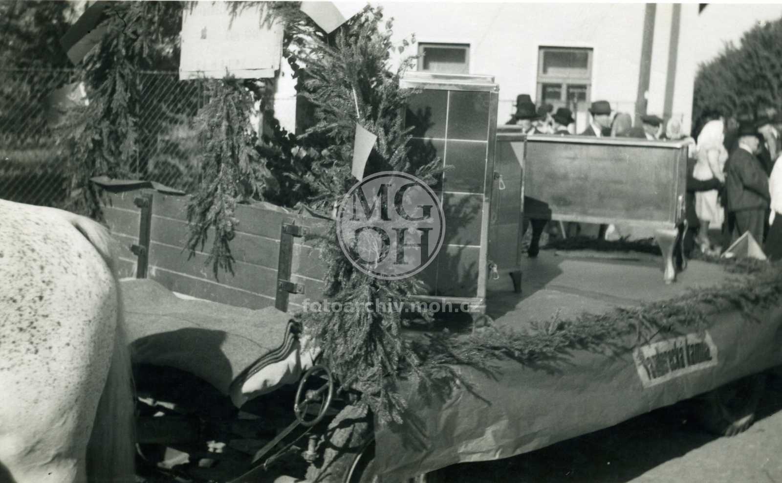 Fotografie - Příprava alegorického vozu n.p. Polabské cihelny