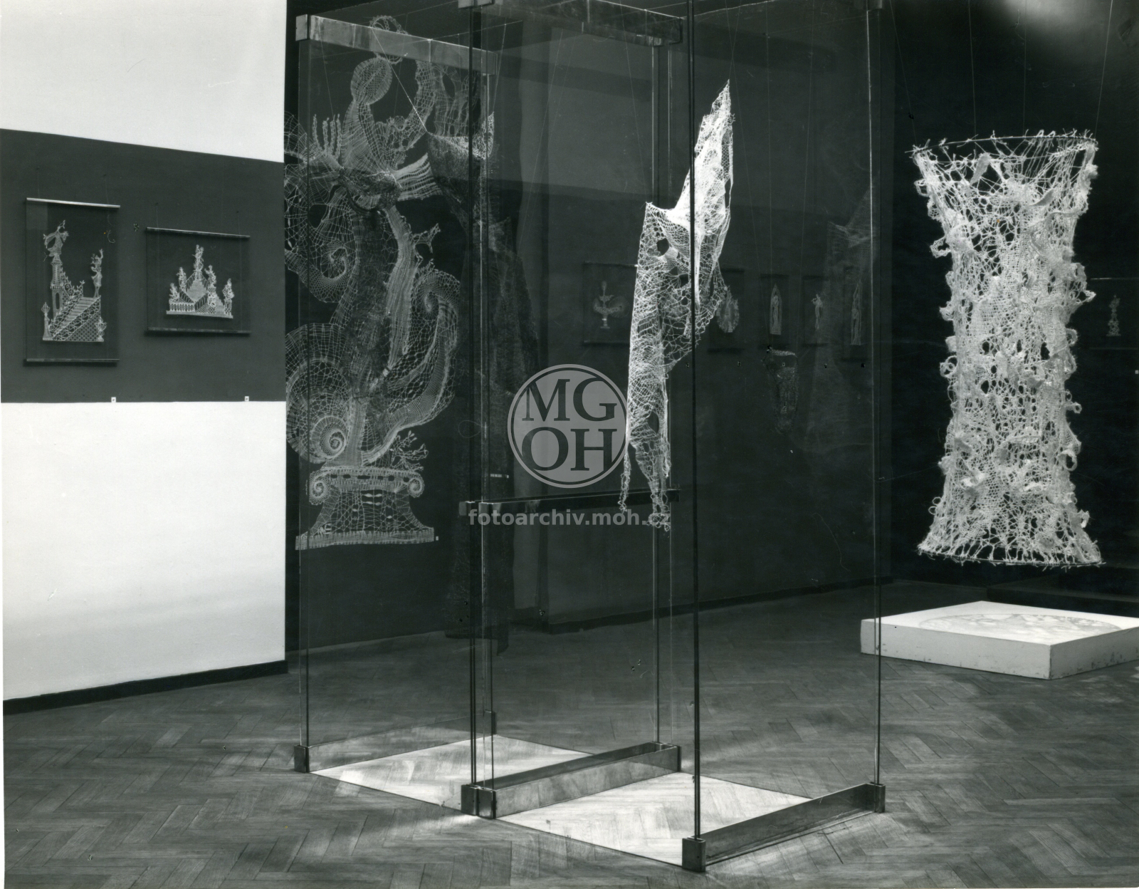 Fotografie - Krajky M. Eremiášové z výstavy v Praze