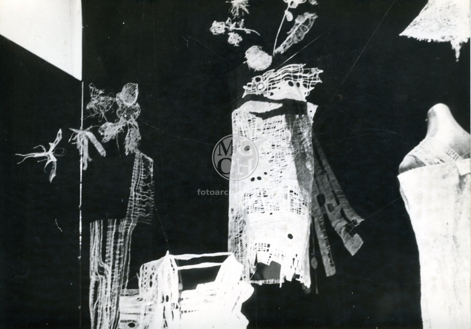 Fotografie - Krajka - stříbrné šaty , expozice "Montreal"