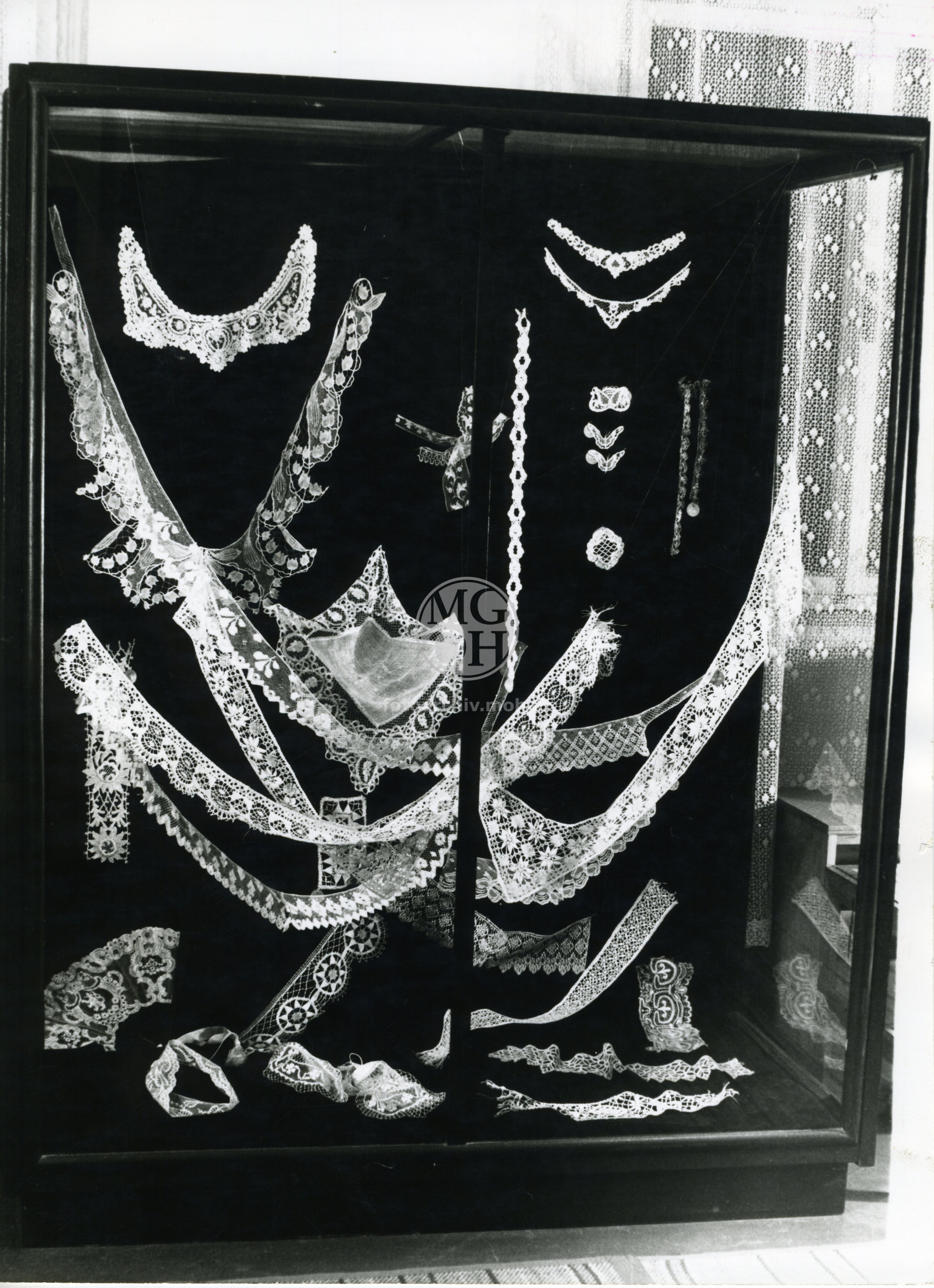 Fotografie - Krajky ve skříni (skříň 18.-19.stol.)