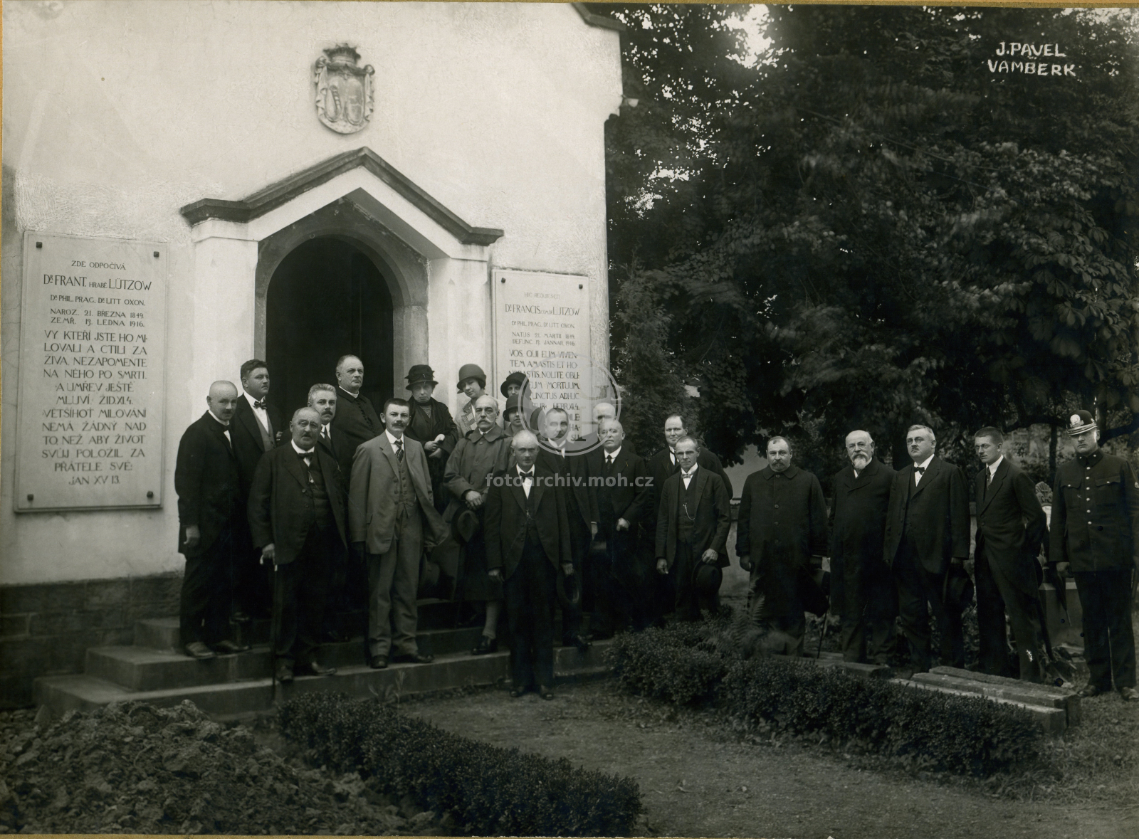 Fotografie - Návštěva francouzského vyslance F. Cougeta ve Vamberku - skupinová fotografie před Lützowovou hrobkou