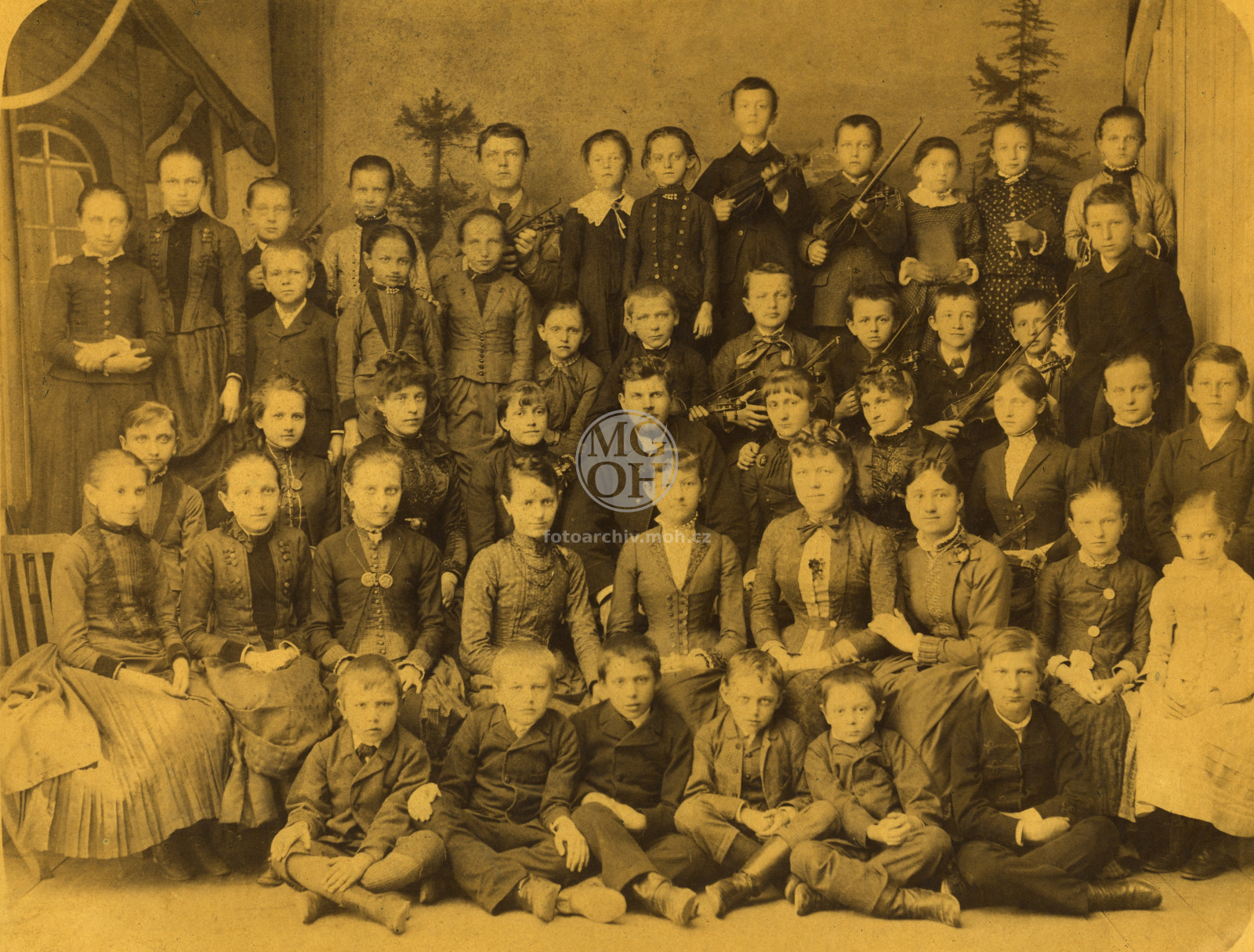 Fotografie - Řed. kůru se žáky
Osoba: Vymětal Lad., řed. kůru