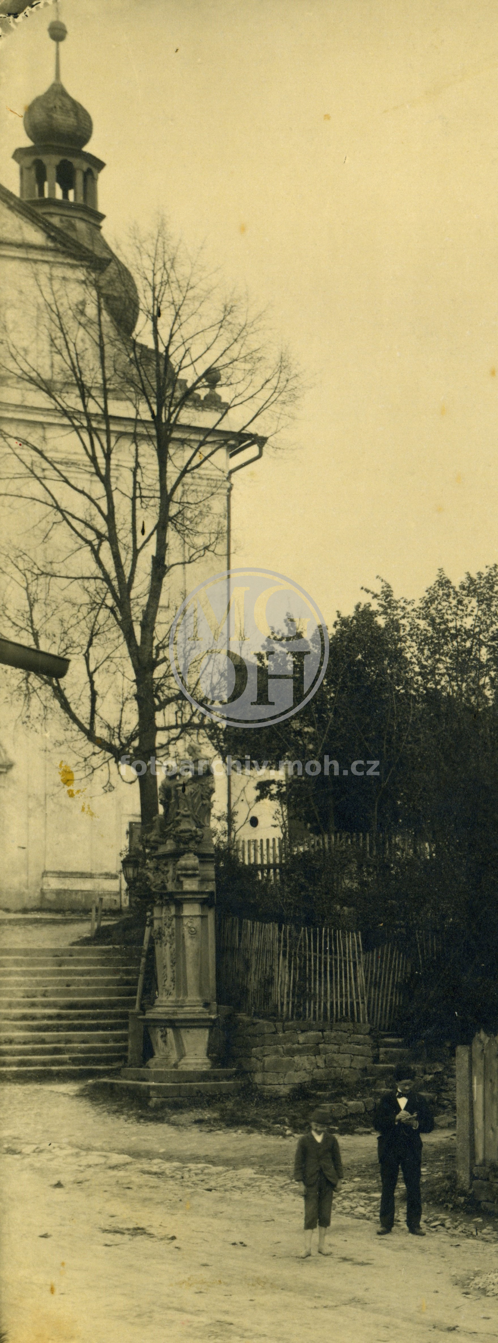 Fotografie - Sousoší na schodišti u kostela