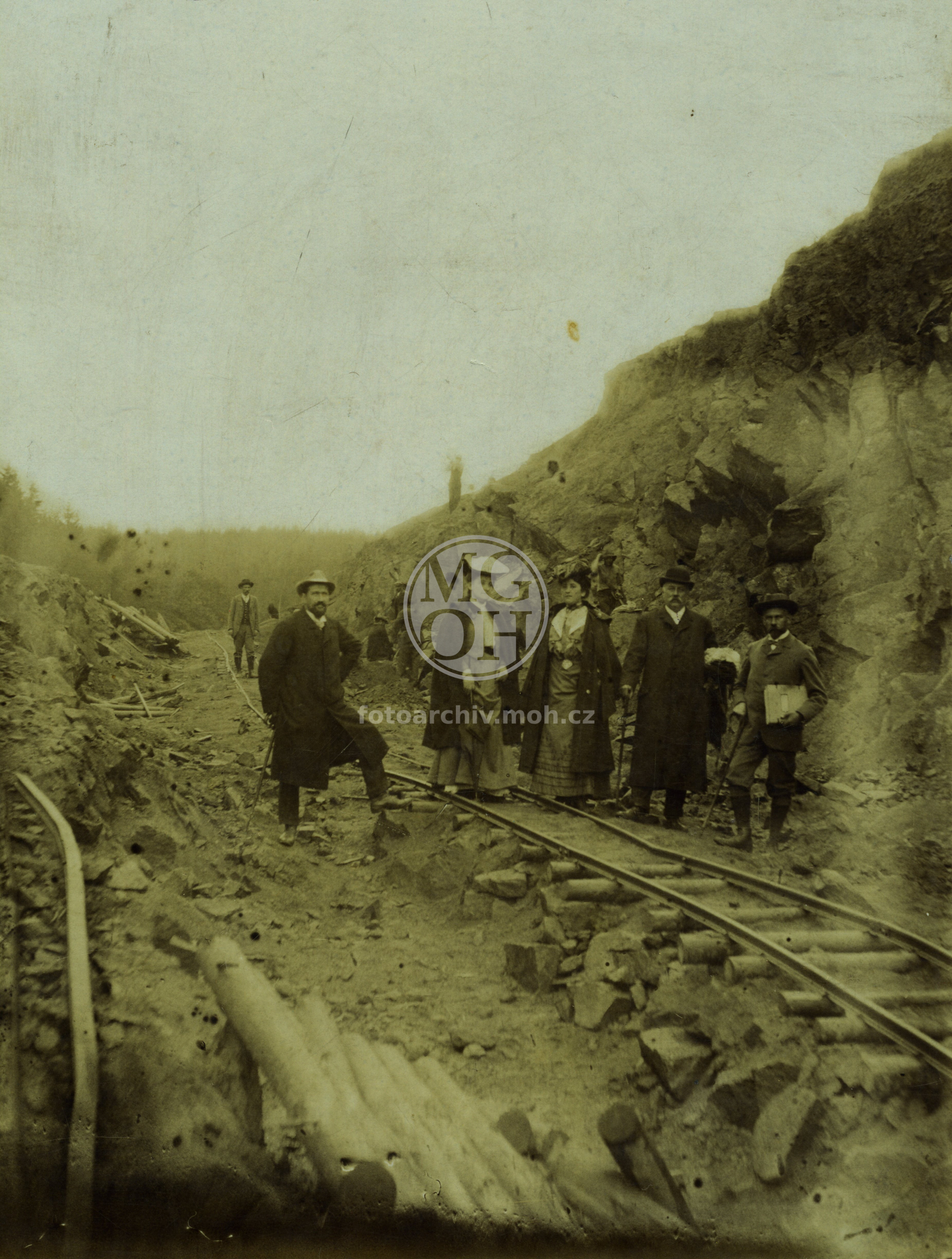 Fotografie - Podnikatel stavby dráhy Doudleby - Vamberk - Rokytnice pan Kruliš s inženýrem Linhartem a jejich chotěmi 
Osoba: Zdeněk Kruliš [jeho firma prováděla stavbu dráhy] Ing. František Linhart [vedl stavbu vamberecké sekce]