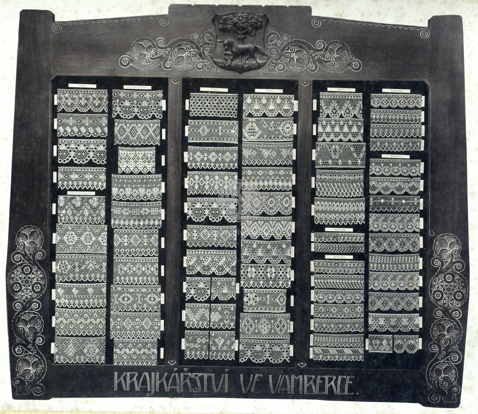 Fotografie - Rám s krajkami z býv.krajk. muzea školy