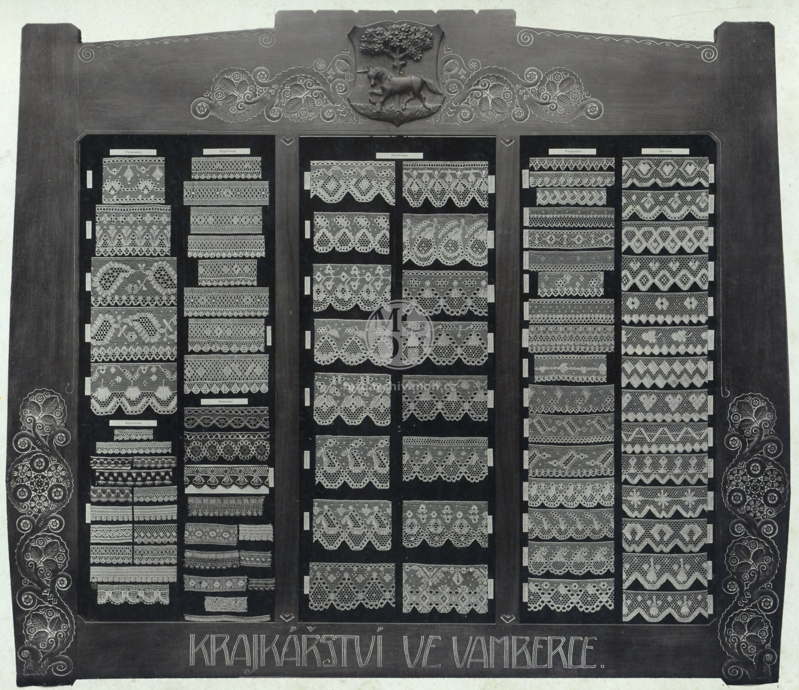 Fotografie - Rám s krajkami z býv. Krajk. muzea školy