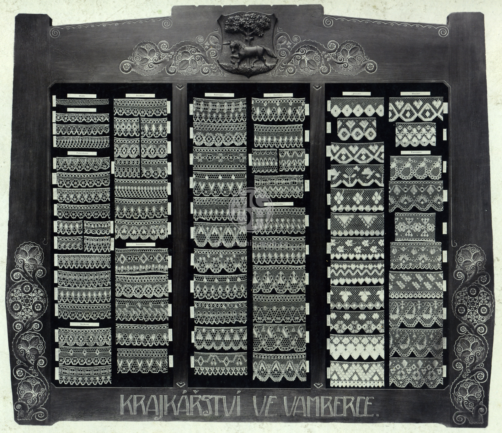 Fotografie - Rám s krajkami z býv. krajk. muzea školy