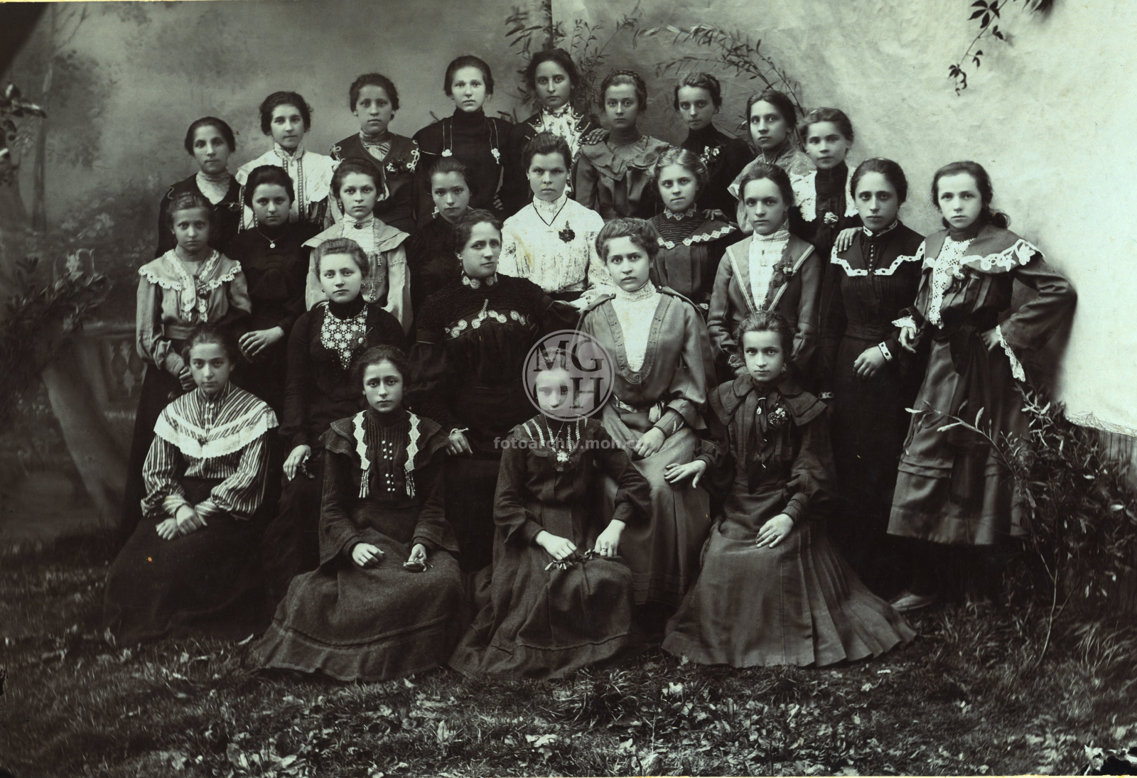 Fotografie - Ženy a dívky  z Vamberka, skup. portrét