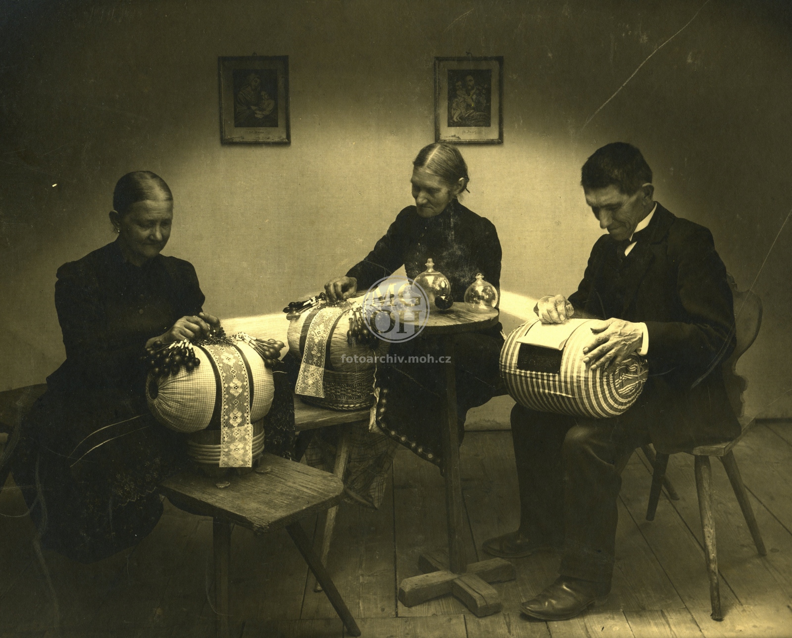 Fotografie - Krajkářky a píchač vzorů, krajk.vláčkové krajky