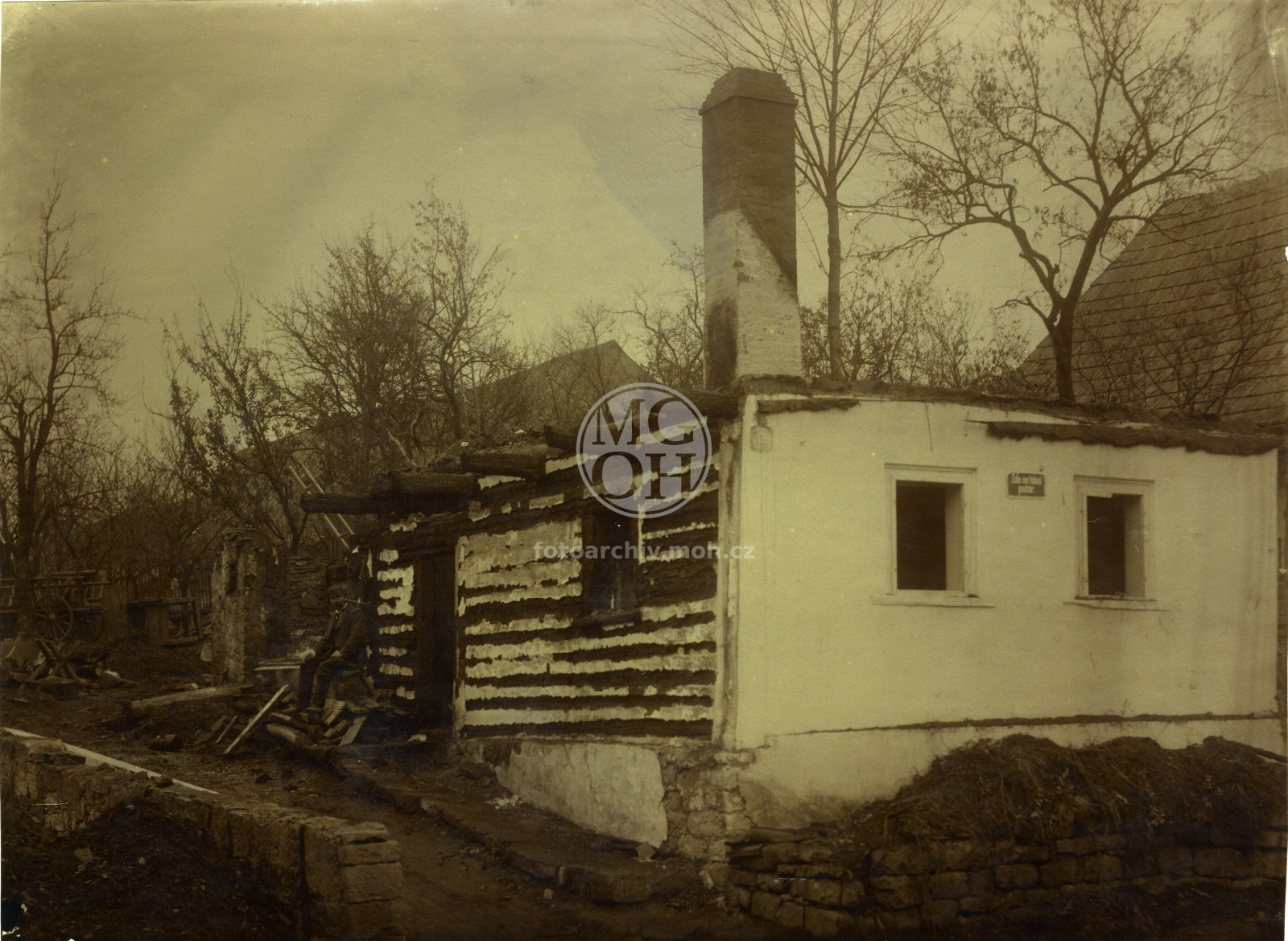 Fotografie - Domek čp. 33, ve kterém bydlel trubač Holoubek, po ohni r. 1900