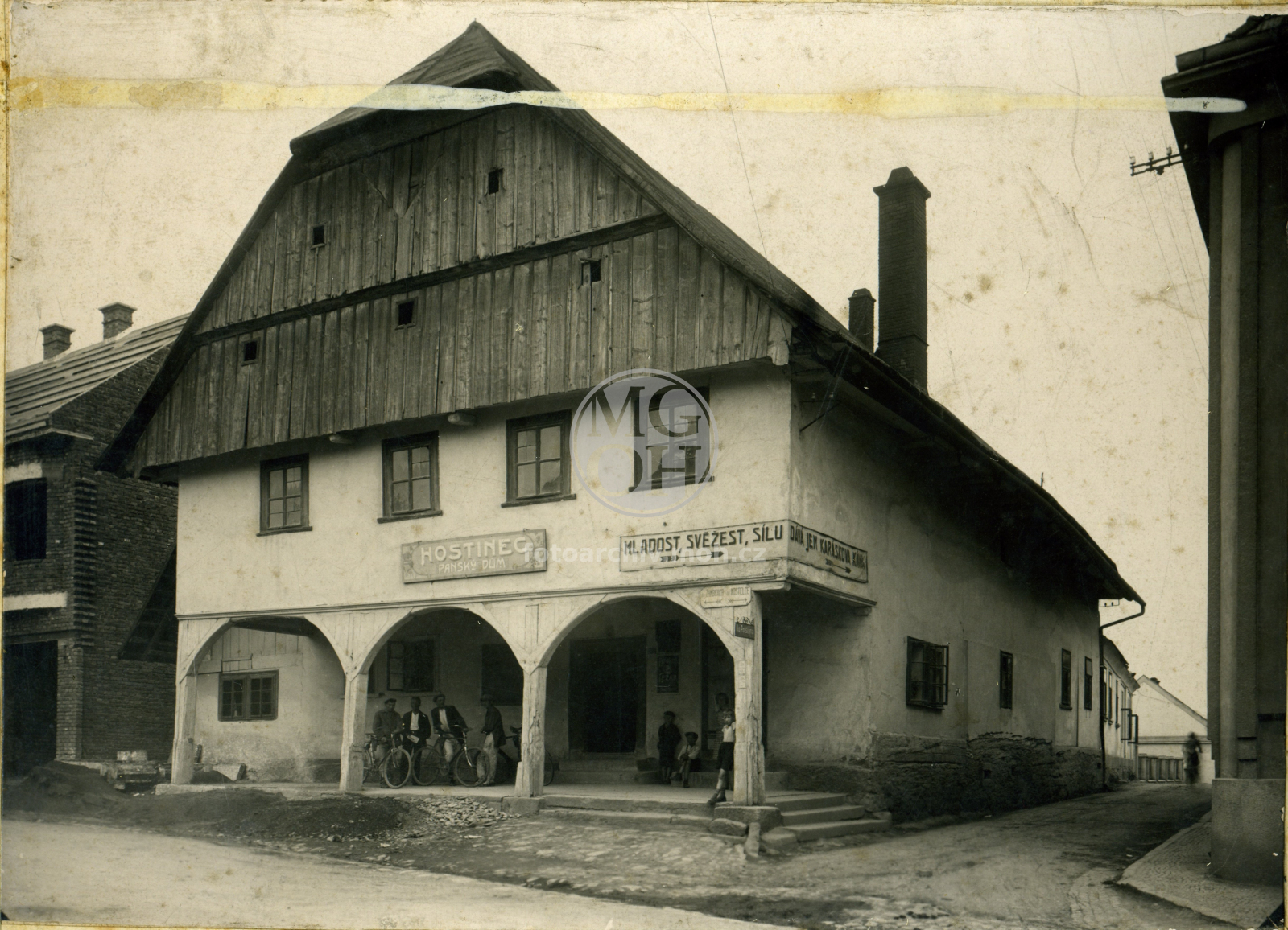 Fotografie - Panský dům, obecní hostinec, zbořen 1930