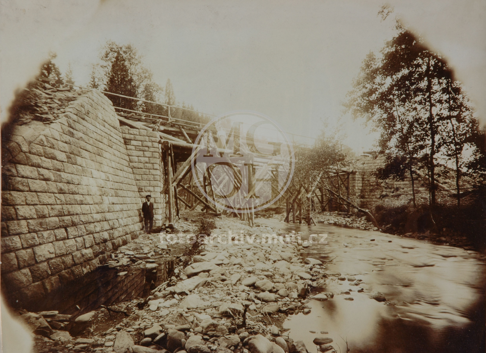 Fotografie - Stavba železničního mostu "U Zbraně"