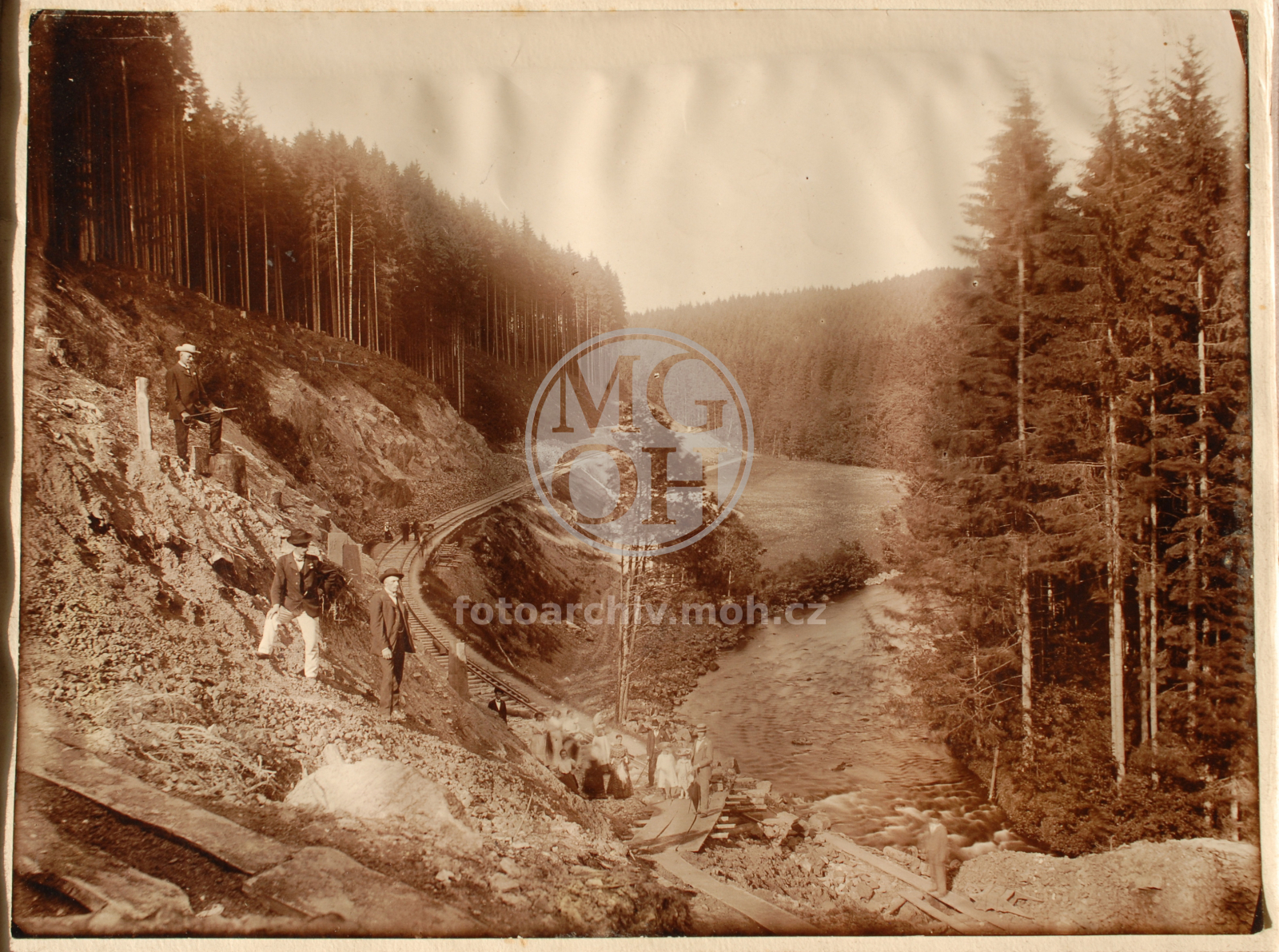 Fotografie - Stavba dráhy Doudleby - Vamberk - Rokytnice v Orlických horách,  za mostem "U Zbraně"