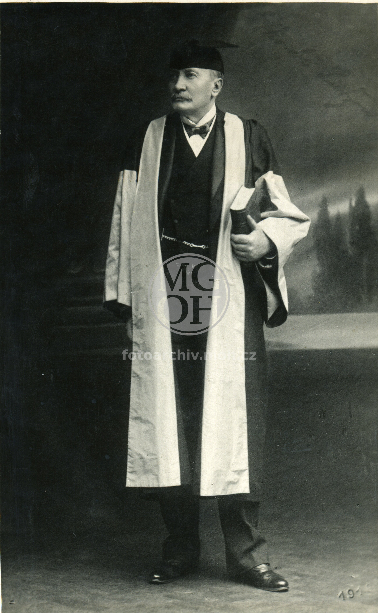 Fotografie - Člen čs. akademie 
Osoba: PhDr. František Lützow [diplomat, historik, spisovatel 1849 - 1916]