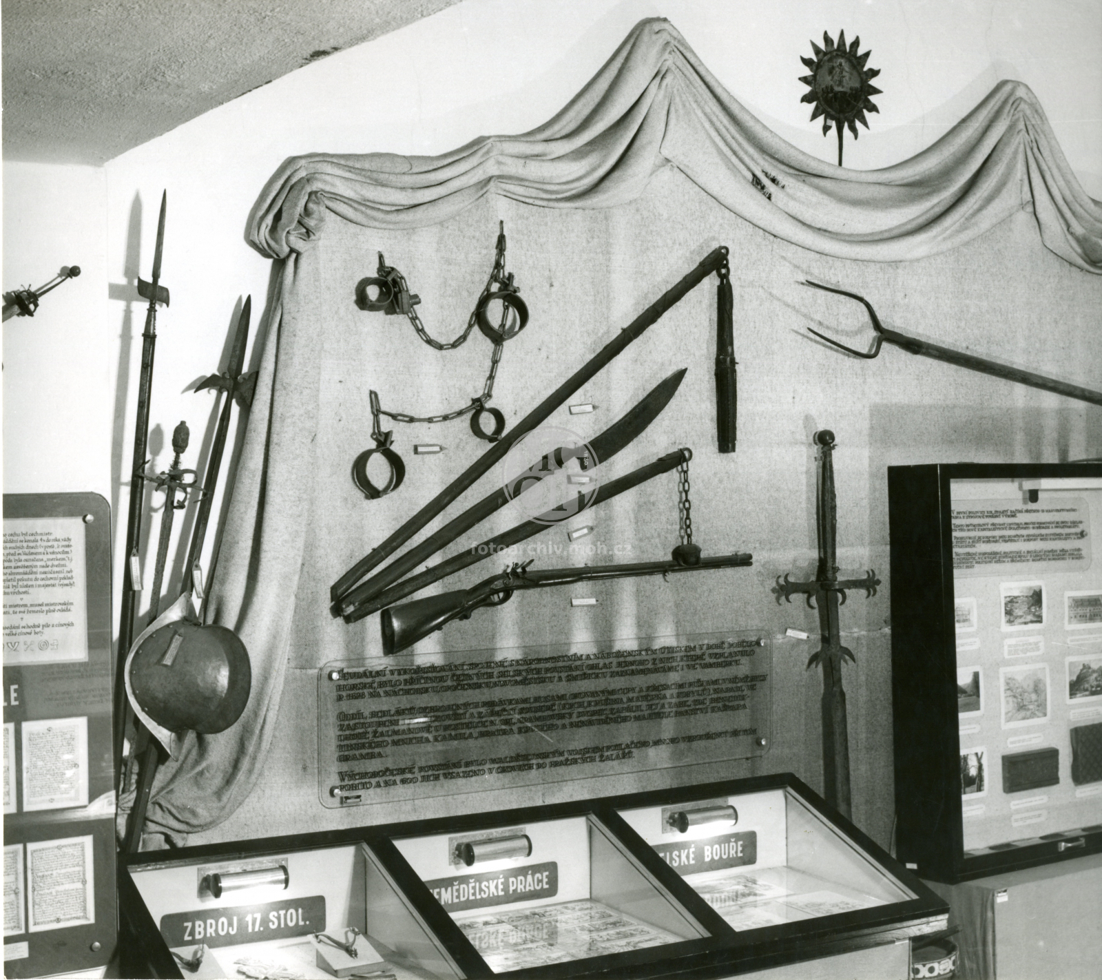 Fotografie - Muzeum (stará expozice) - historická síň, selské bouře, Národní garda 1948