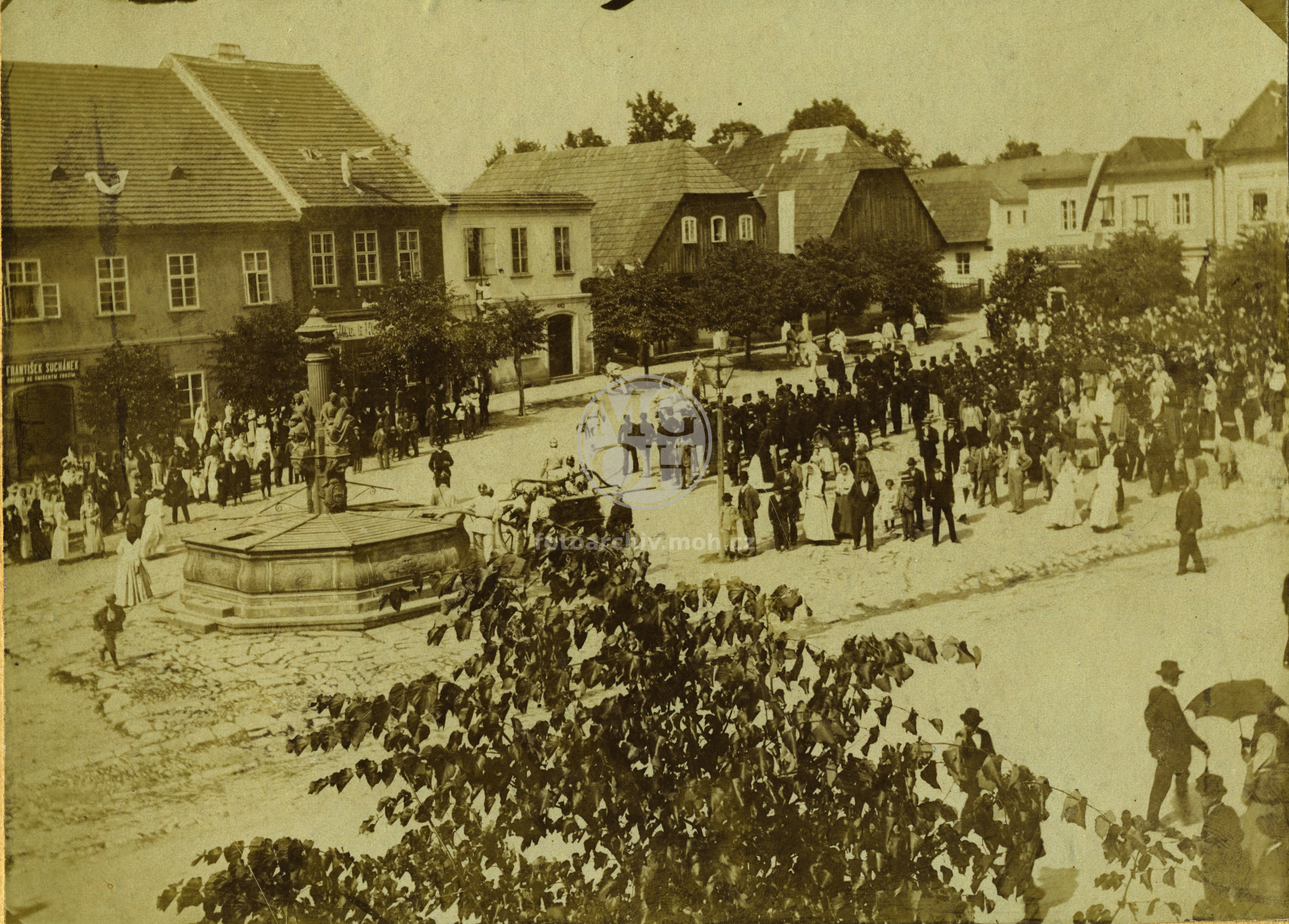 Fotografie - Sev. strana nám. s hostincem Na Pelíšku