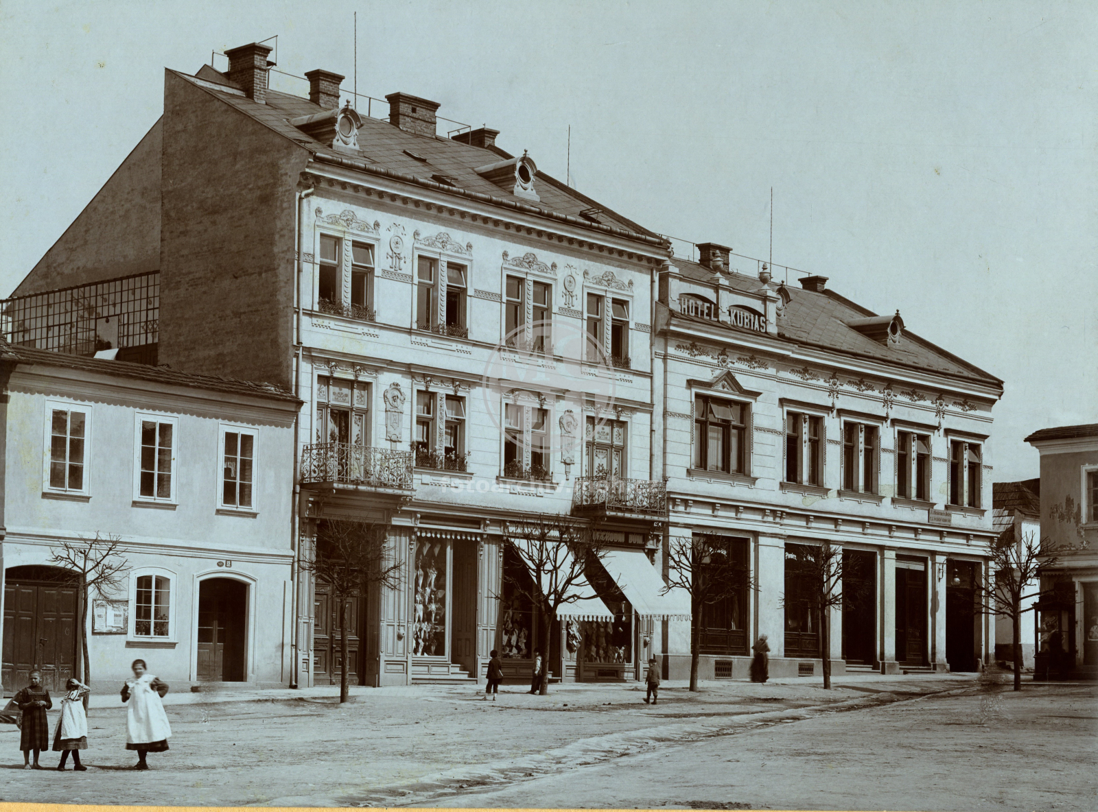 Fotografie - Sev. strana nám. po přestavbě 1903-1904