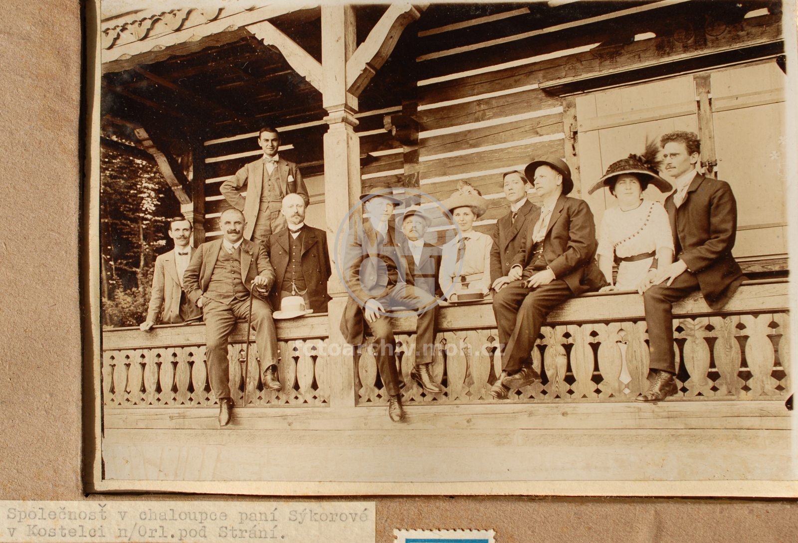 Fotografie - Společnost v chaloupce u pí Sýkorové