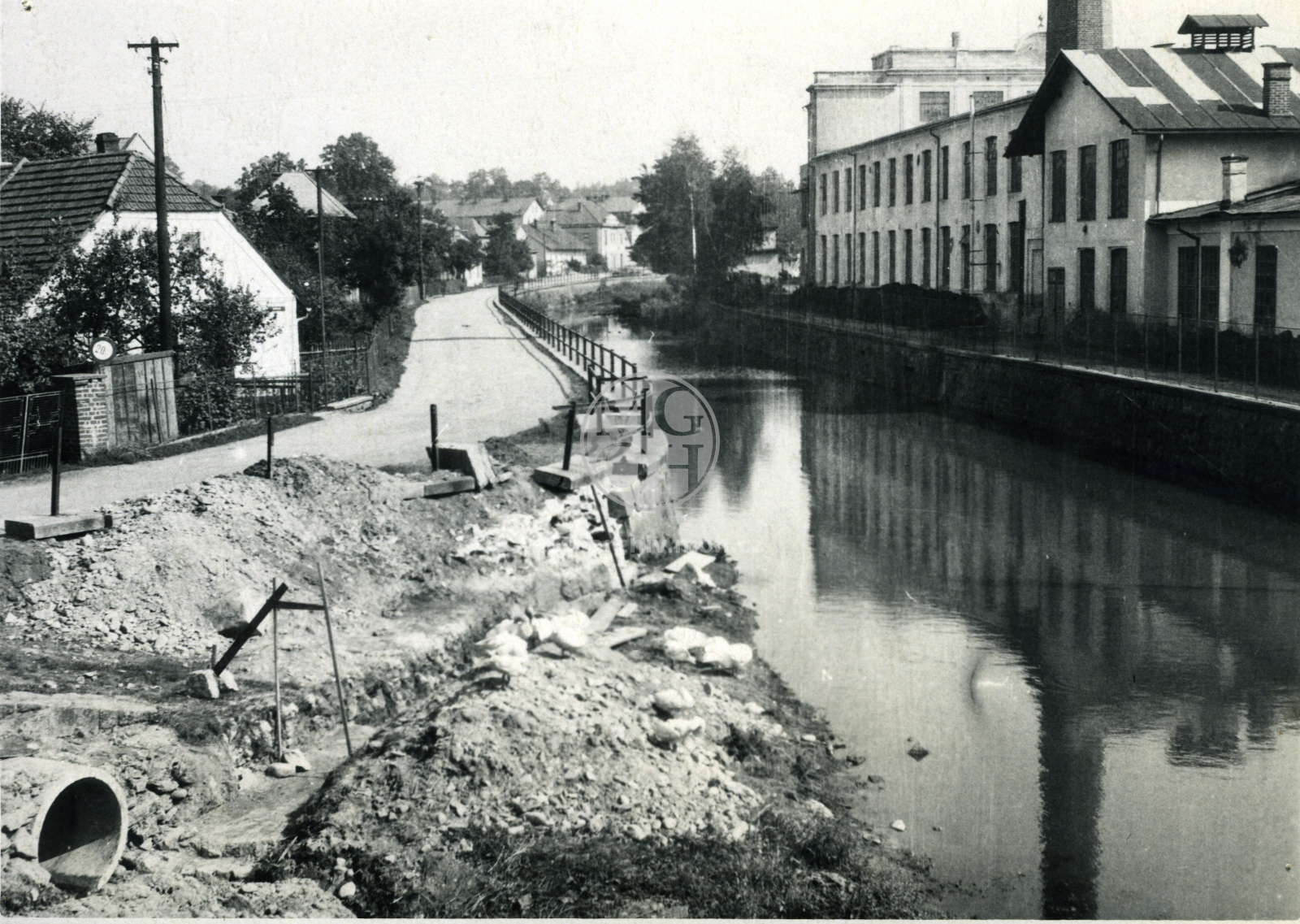 Fotografie - Regulace Zdobnice, zrušení brodu u mostu