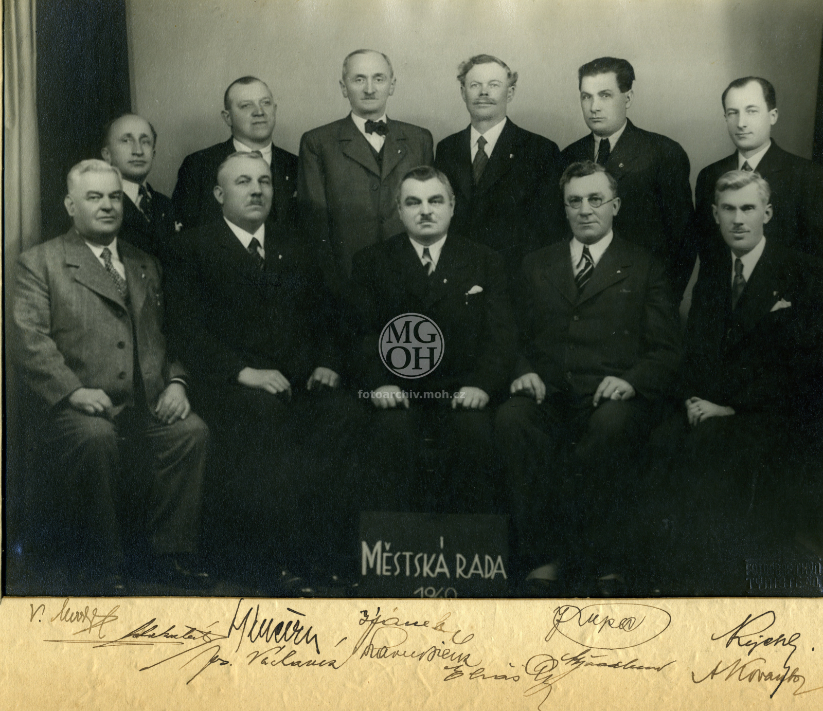 Fotografie - 11 členů měst. rady, jejich podpisy