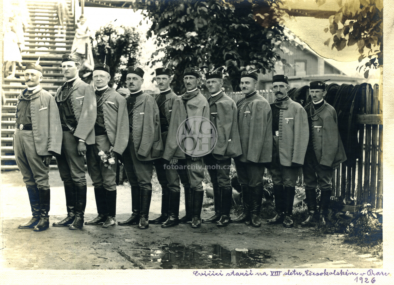 Fotografie - Sokolský slet, 10 mužů v krojích