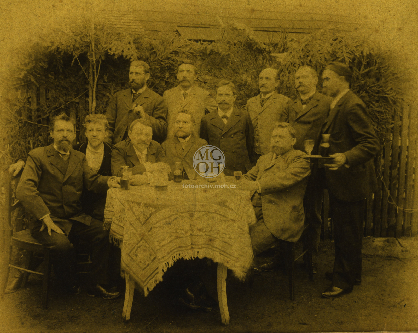 Fotografie - Spol. v hostinci, dob. oblečení a stolování