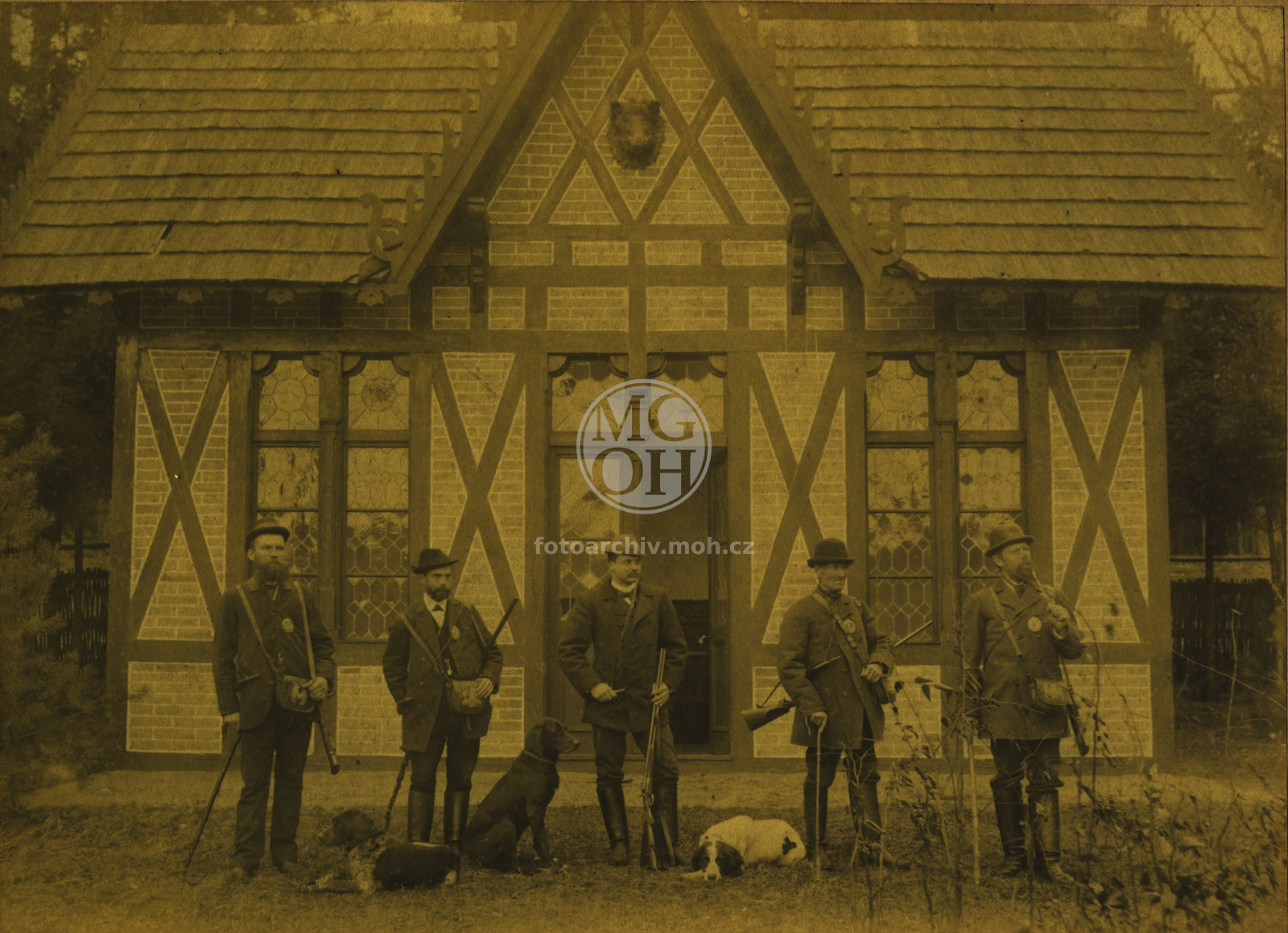Fotografie - Muži před hájovnou