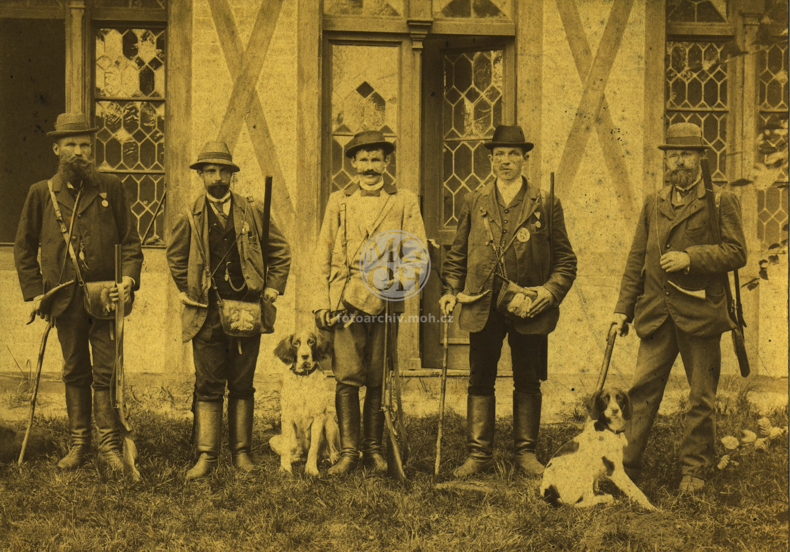 Fotografie - Muži před hájovnou