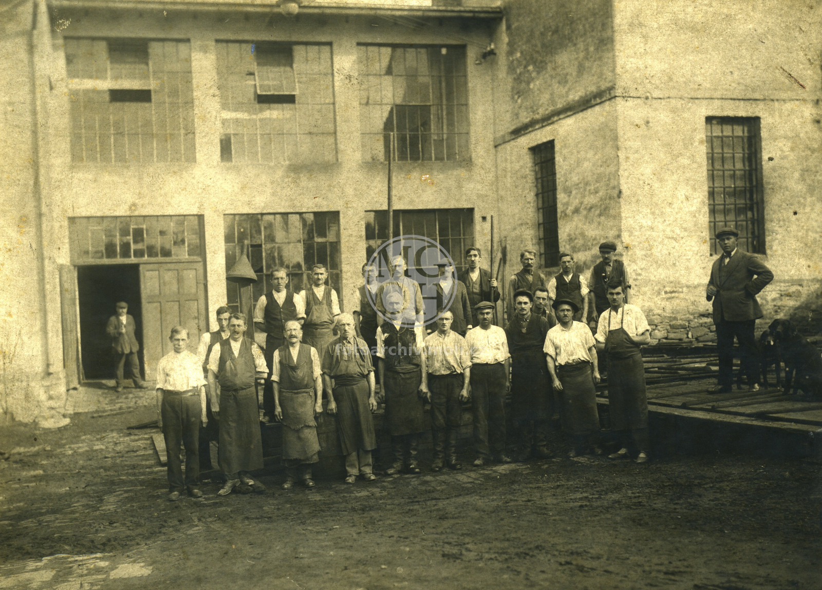 Fotografie - Dělníci před budovou Štěpánkovy sklárny