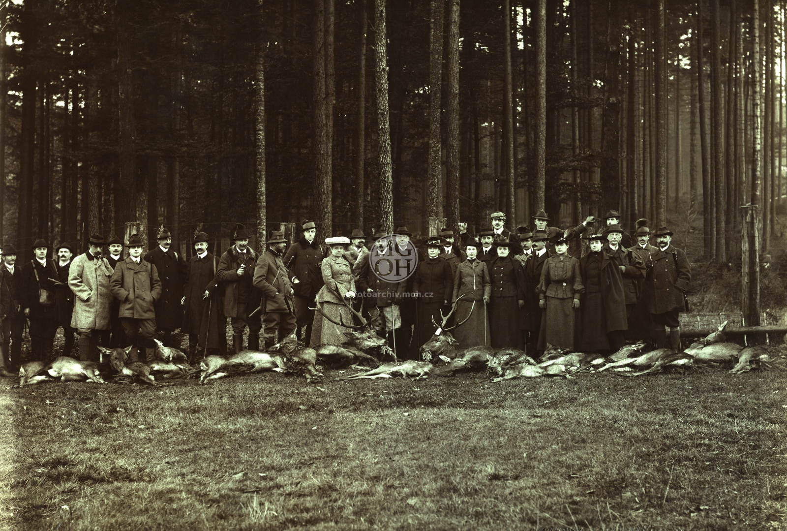 Fotografie - účastníci honu na častolovickém panství, s ulovenou zvěří, uprostřed František Ferdinand d'Este