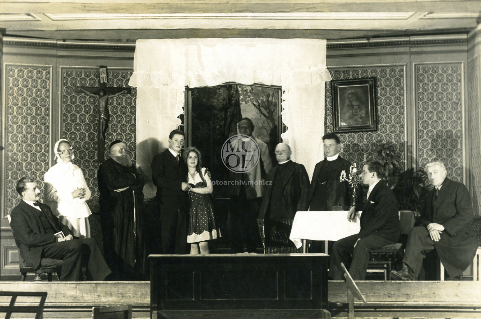 Fotografie - Ochotníci, hra H. Týneckého : Pan biskup