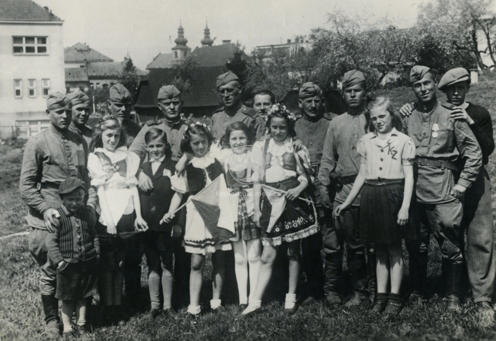 Fotografie - Děti a vojáci