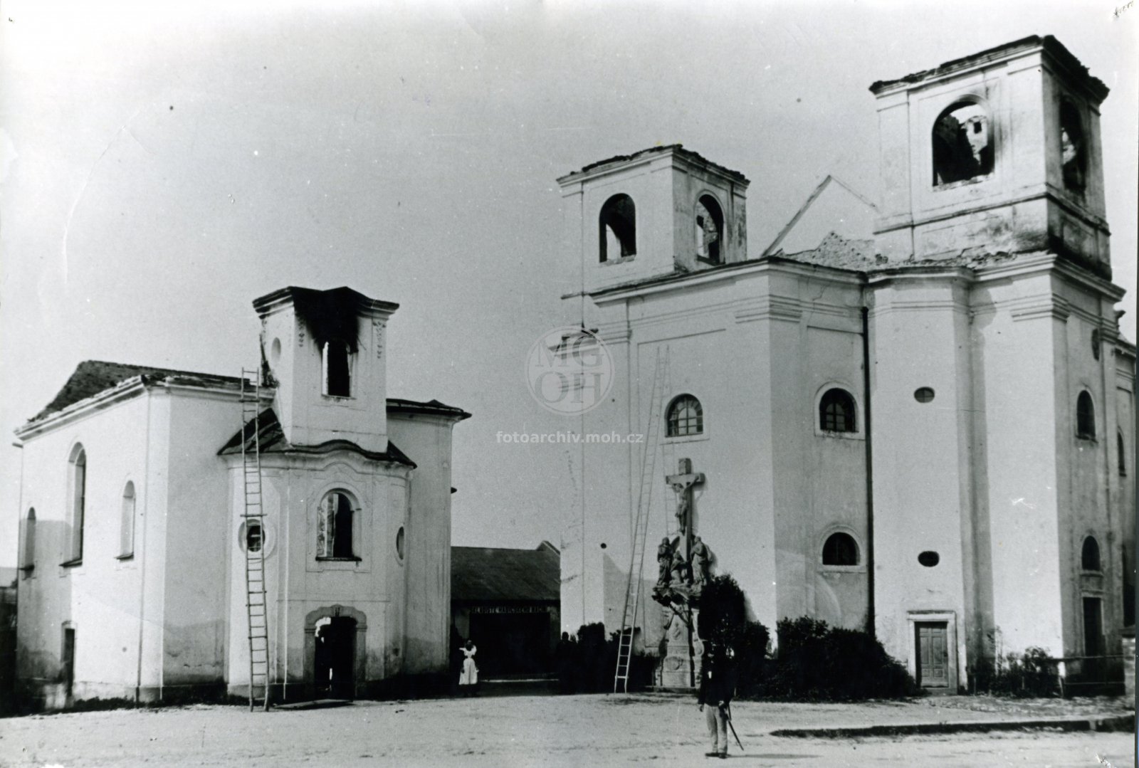 Fotografie - Kostel a kaple po požáru