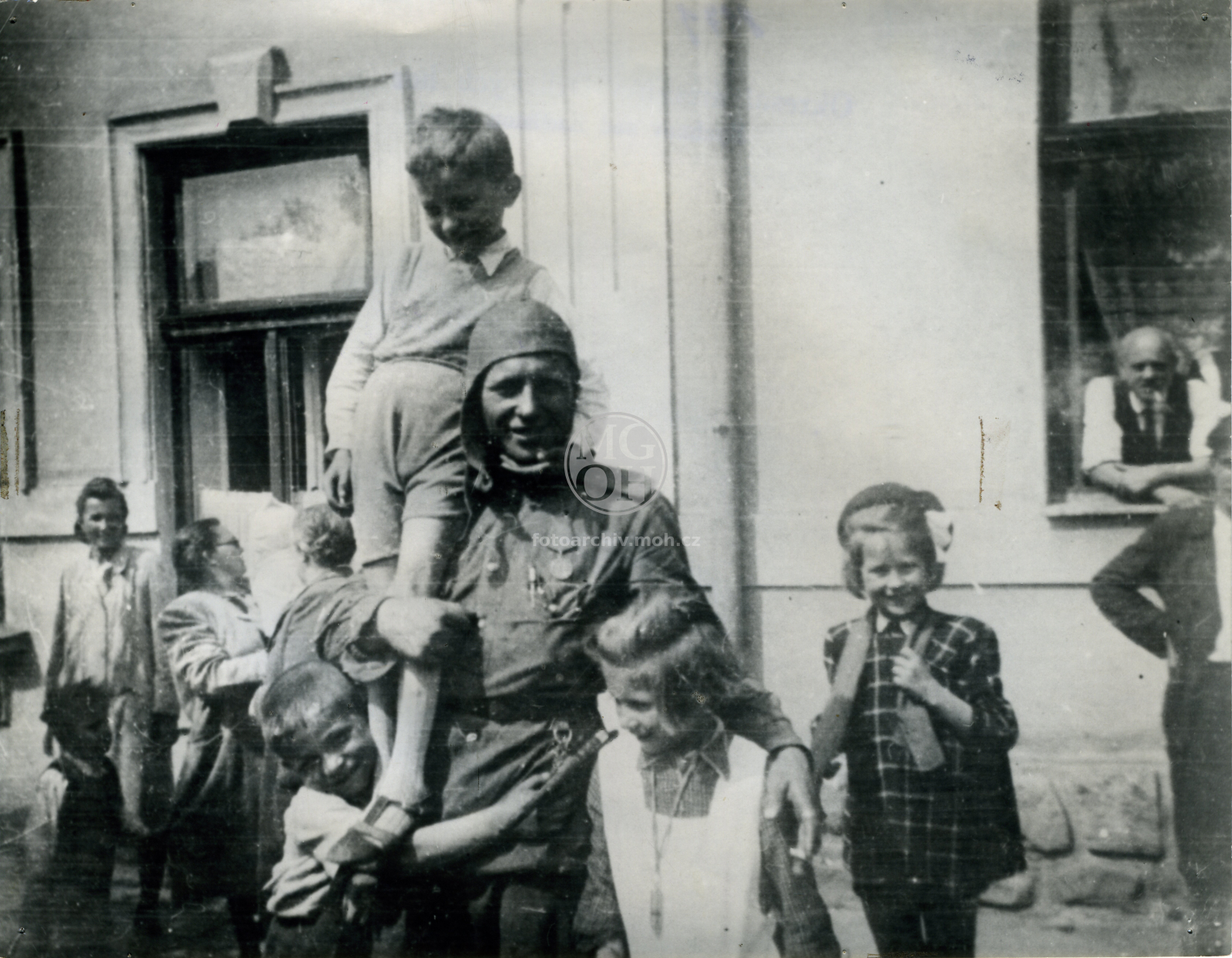 Fotografie - Voják Rudé armády s dětmi